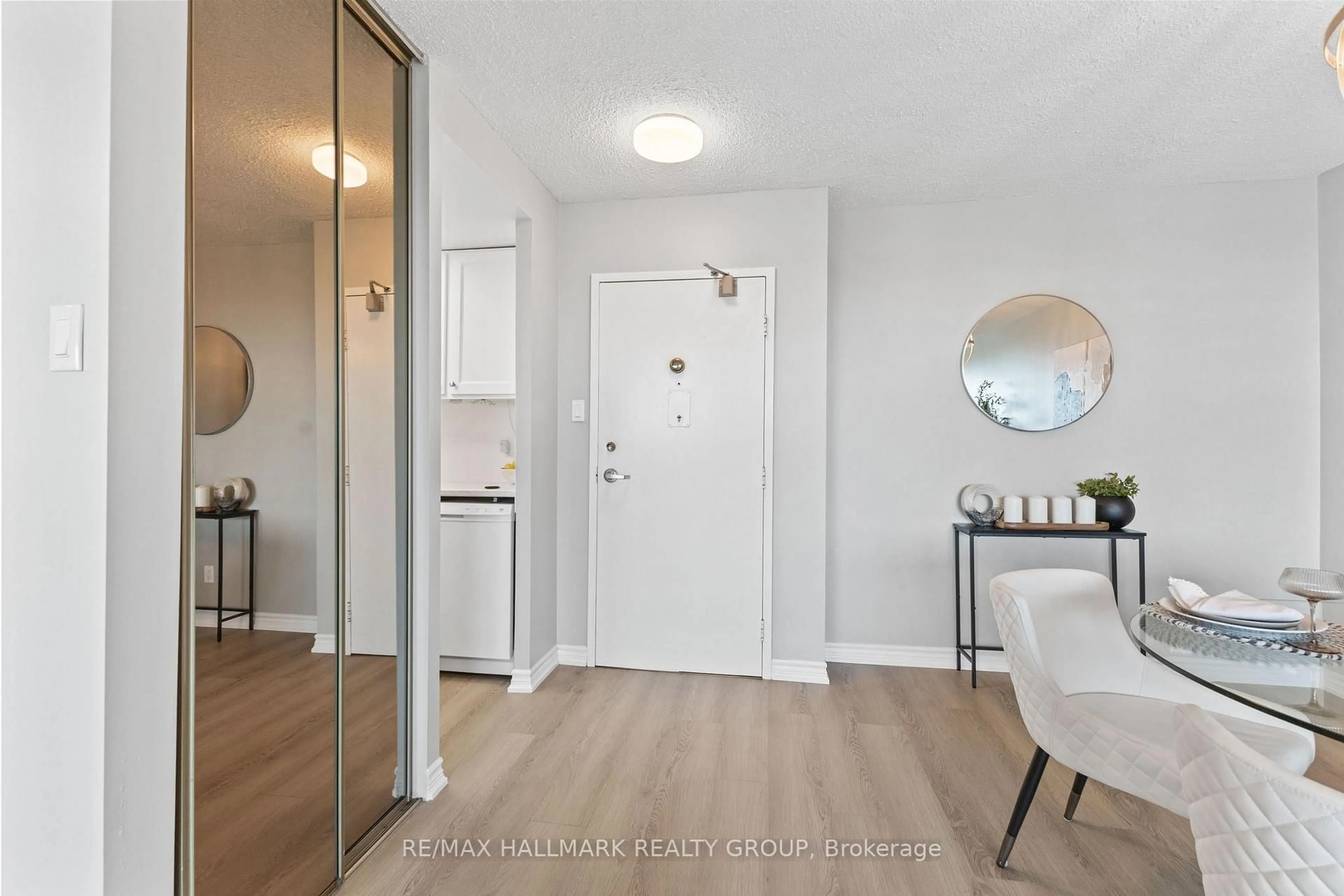 Indoor entryway for 555 Brittany Dr #1009, Ottawa Ontario K1K 4C5