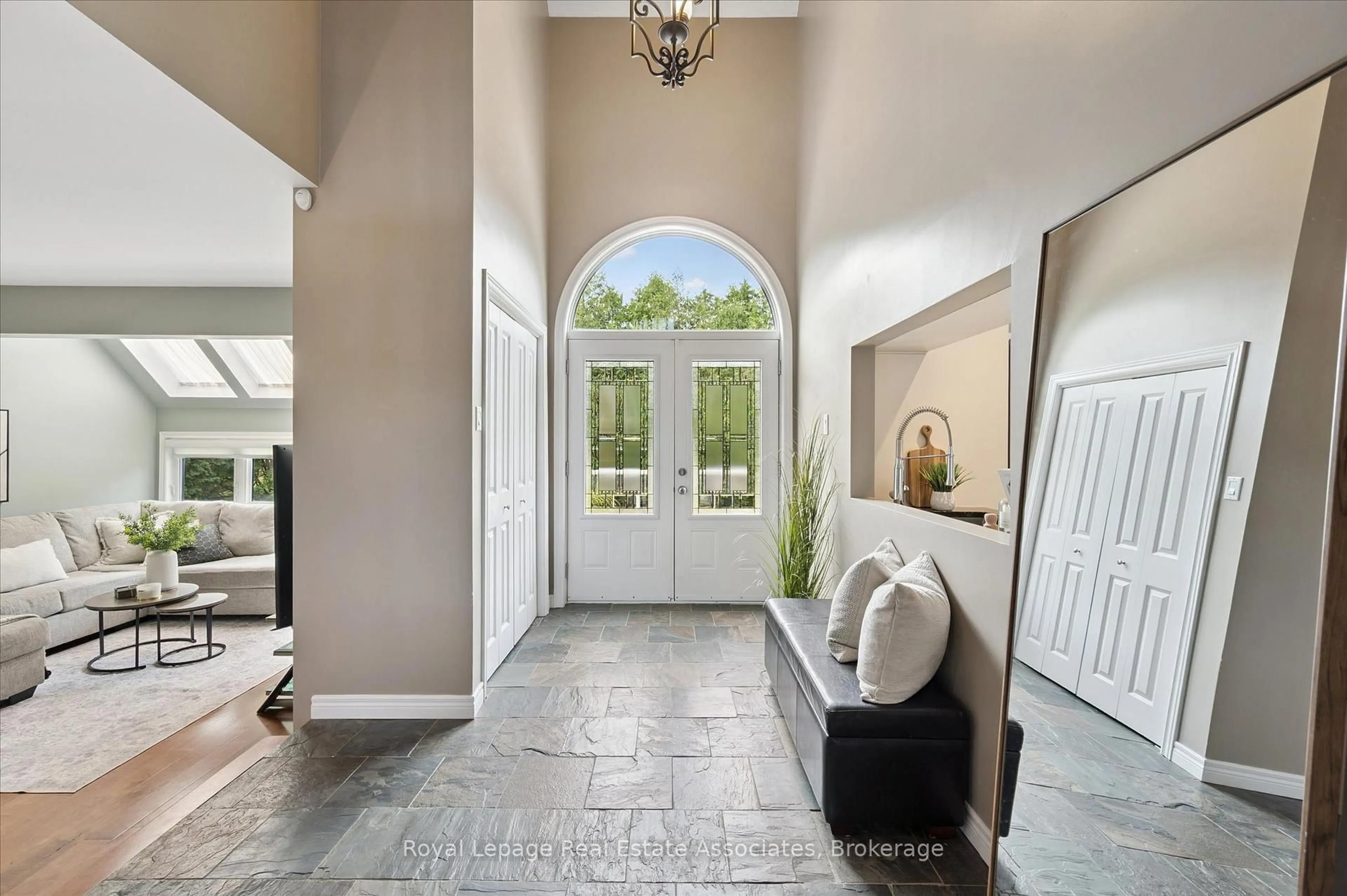 Indoor entryway for 23 Brock Rd, Puslinch Ontario N0B 2J0