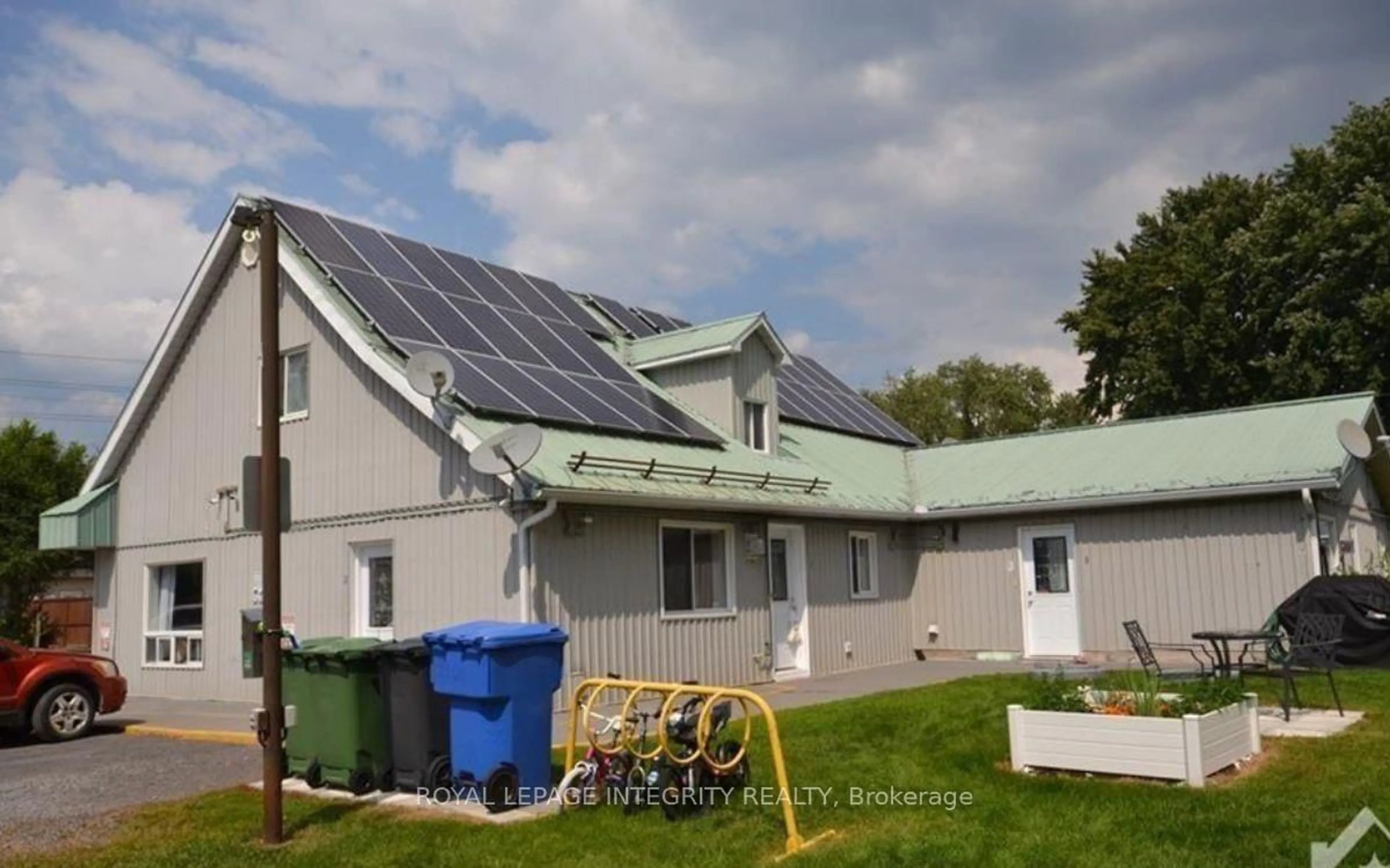 A pic from outside/outdoor area/front of a property/back of a property/a pic from drone, building for 2260 LAVAL St, Clarence-Rockland Ontario K0A 1E0