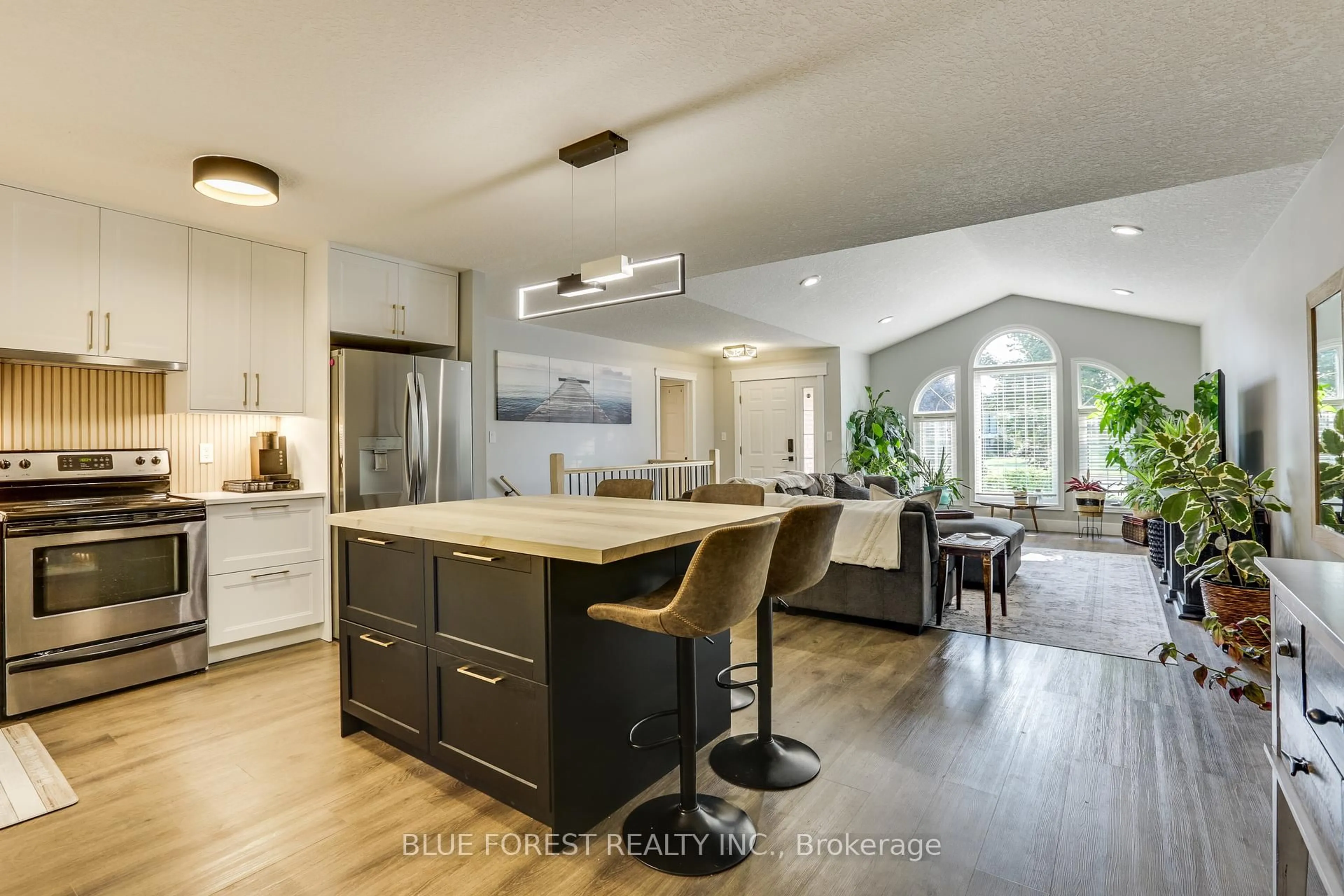 Open concept kitchen, unknown for 512 Darcy Dr, Strathroy-Caradoc Ontario N7G 4L1