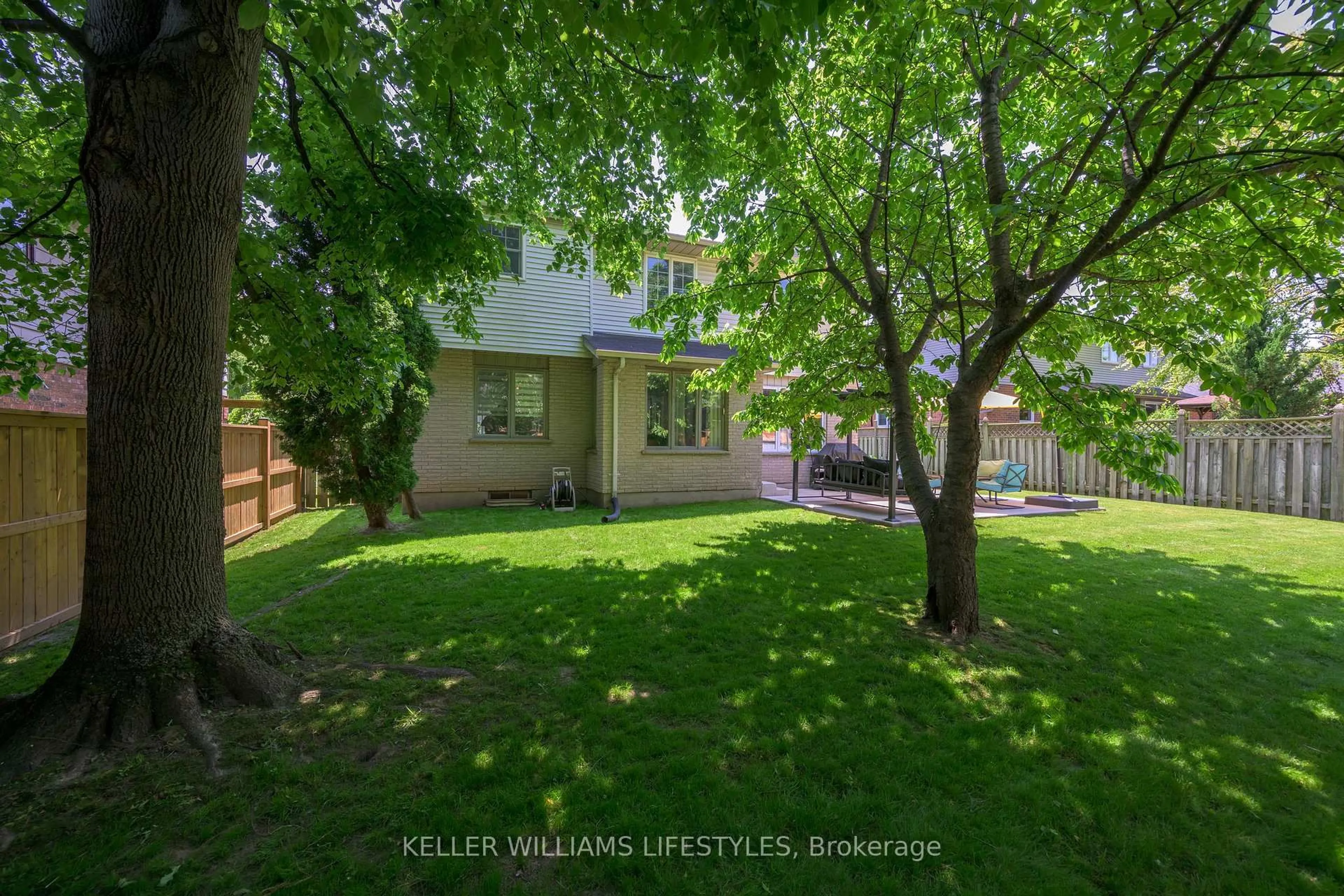 A pic from outside/outdoor area/front of a property/back of a property/a pic from drone, street for 18 Thunderbird Cres, London South Ontario N6J 4P5