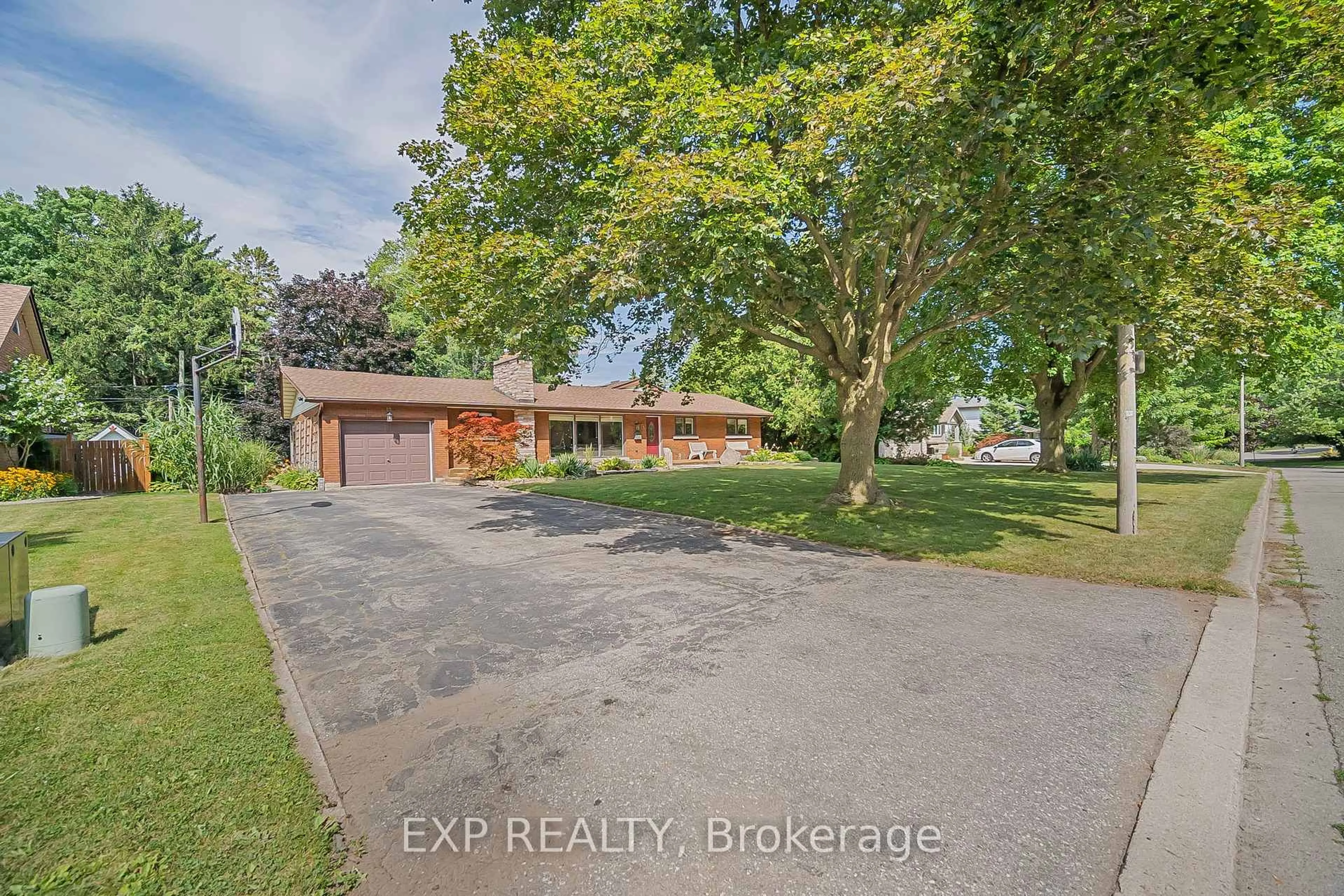 A pic from outside/outdoor area/front of a property/back of a property/a pic from drone, street for 15 Hawthorne Rd, Cambridge Ontario N1S 3T8