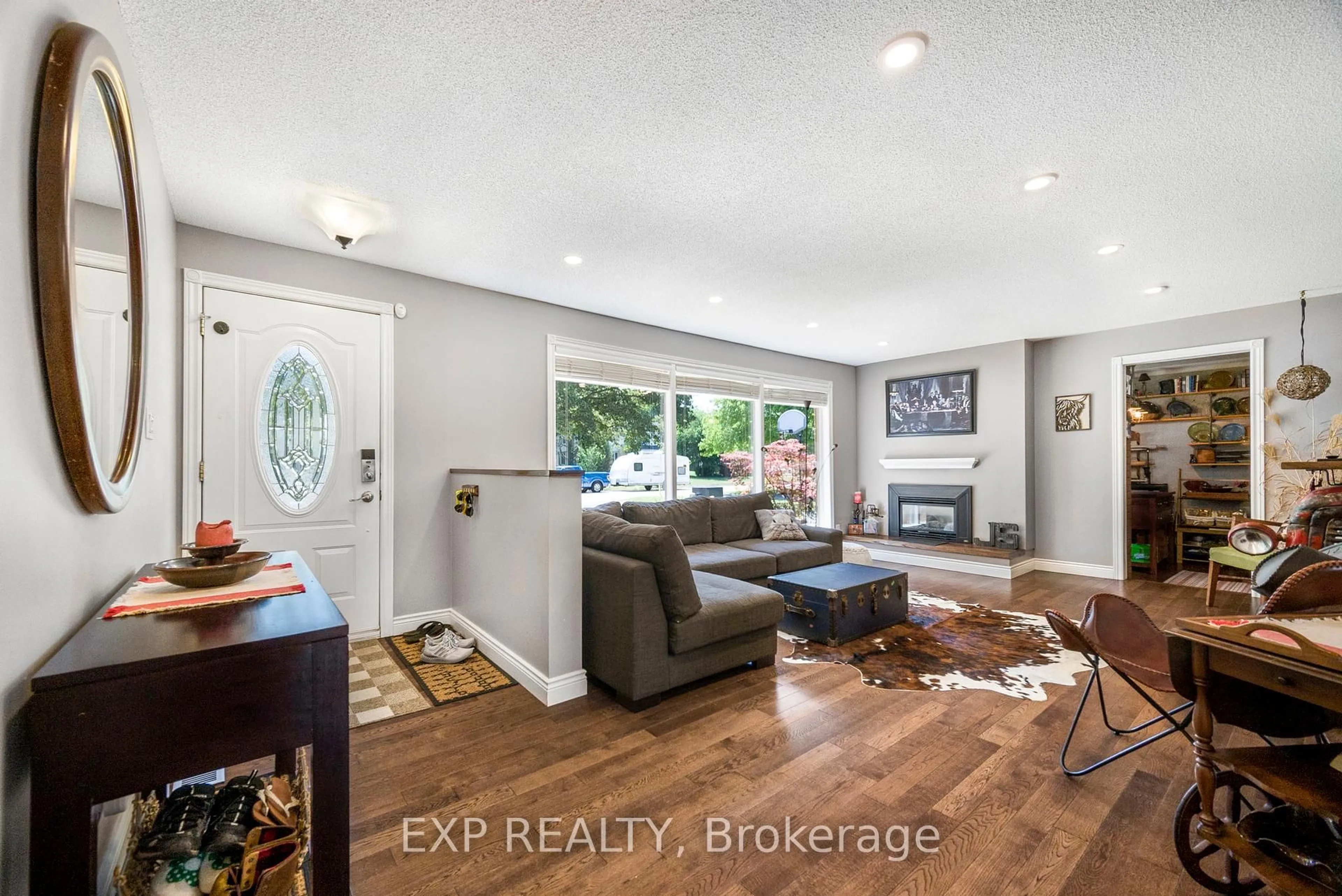 Living room with furniture, unknown for 15 Hawthorne Rd, Cambridge Ontario N1S 3T8