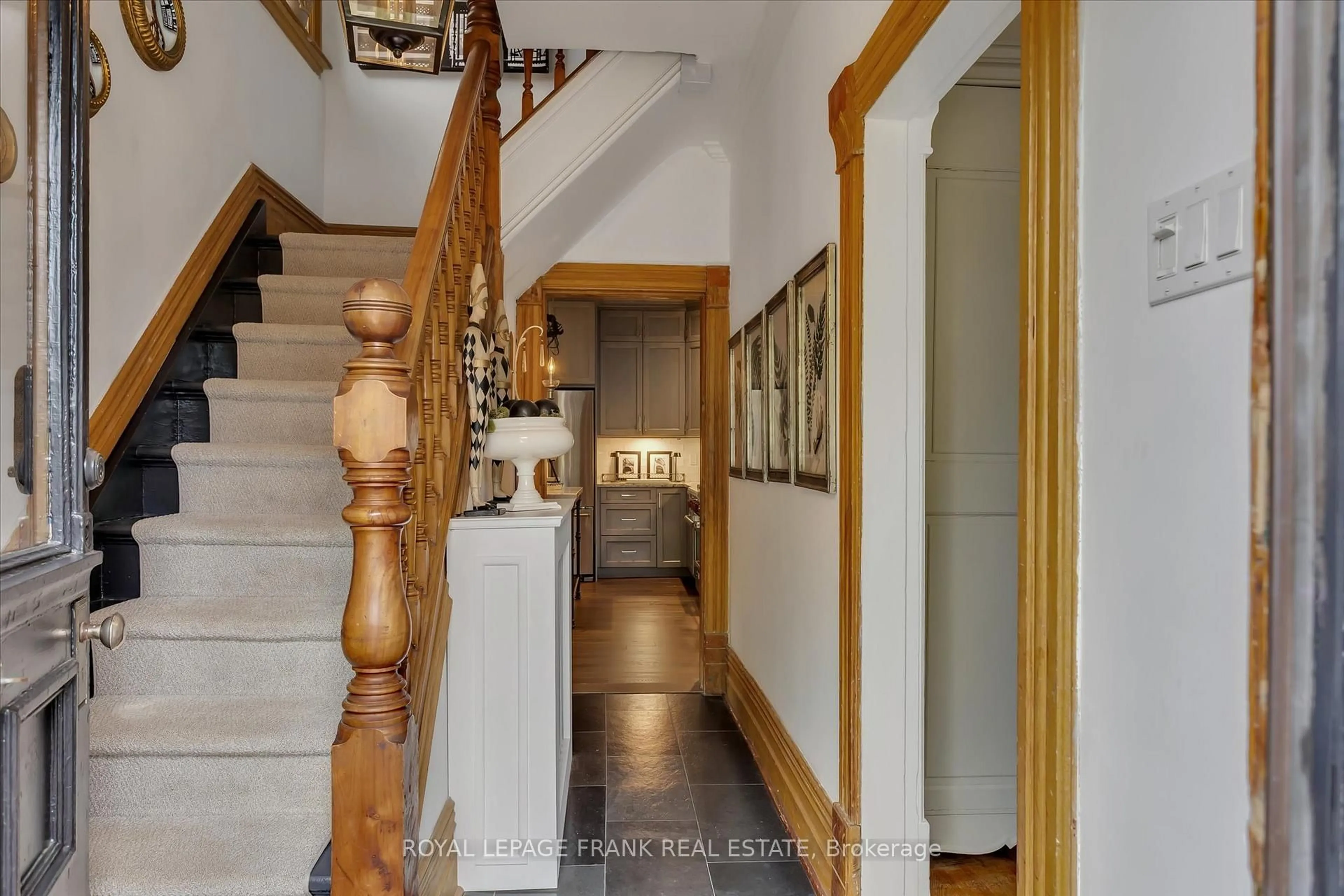 Indoor foyer for 481 Homewood Ave, Peterborough Central Ontario K9H 2N2