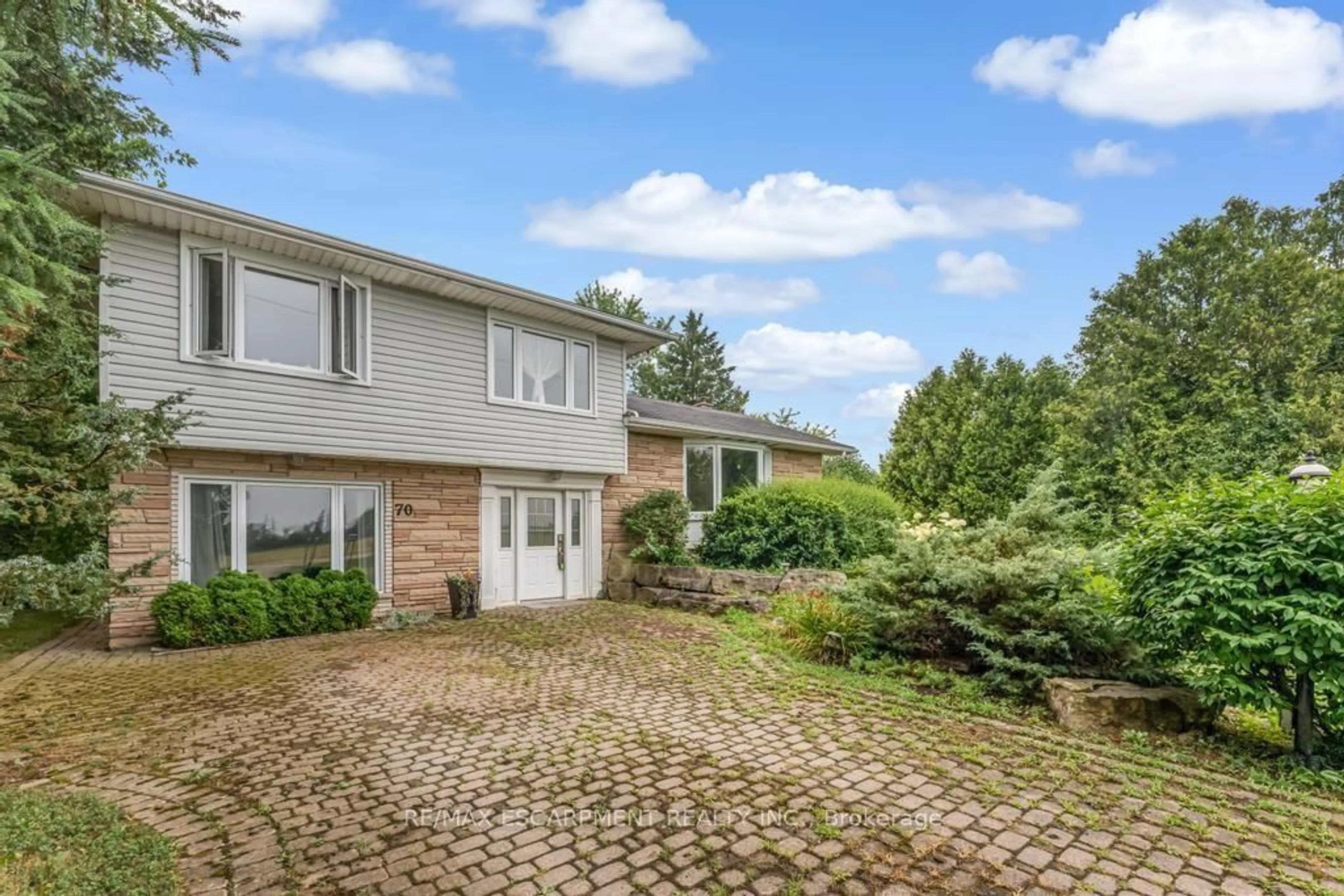 A pic from outside/outdoor area/front of a property/back of a property/a pic from drone, street for 70 Sawmill Rd, Haldimand Ontario N3W 2G9