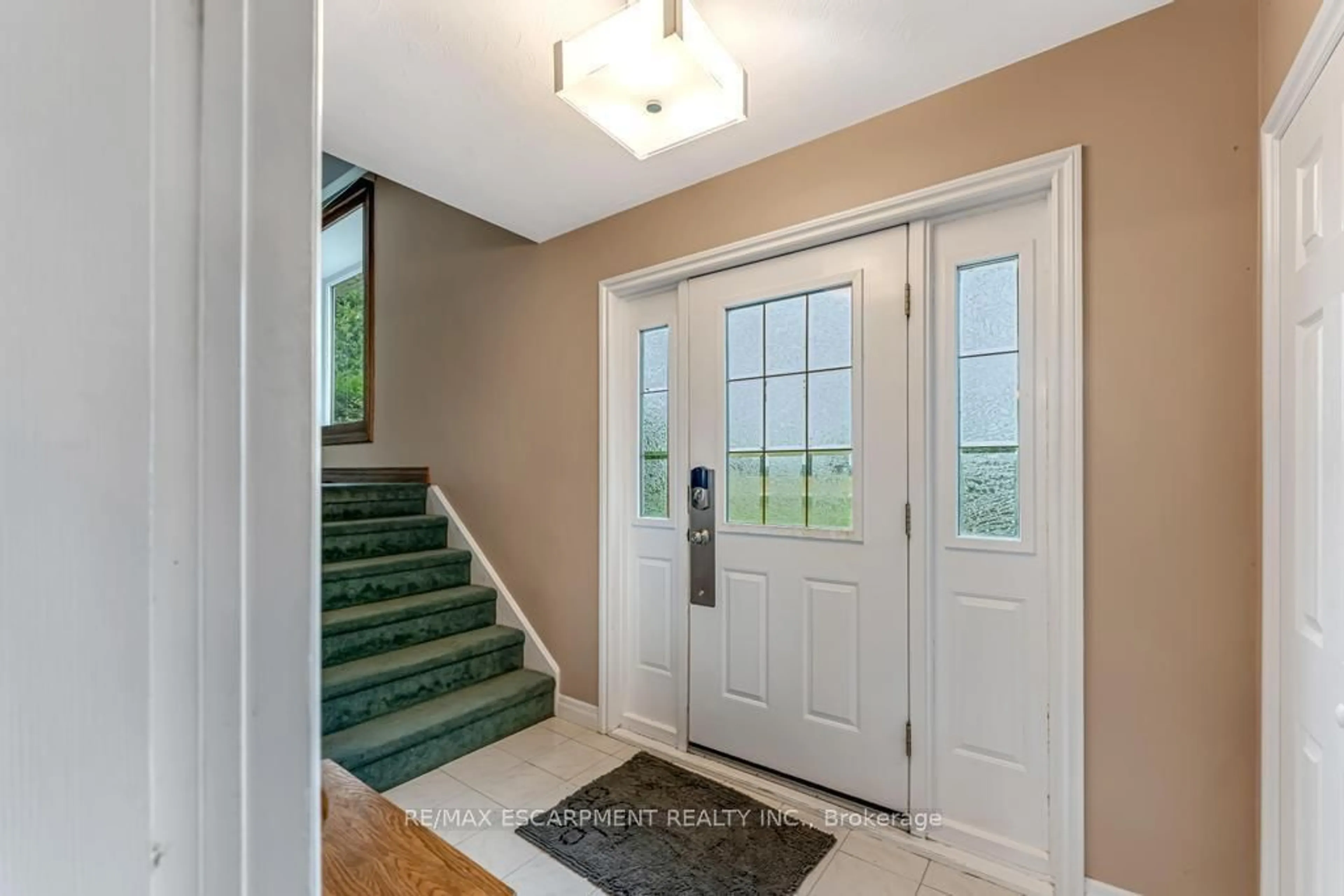 Indoor entryway for 70 Sawmill Rd, Haldimand Ontario N3W 2G9
