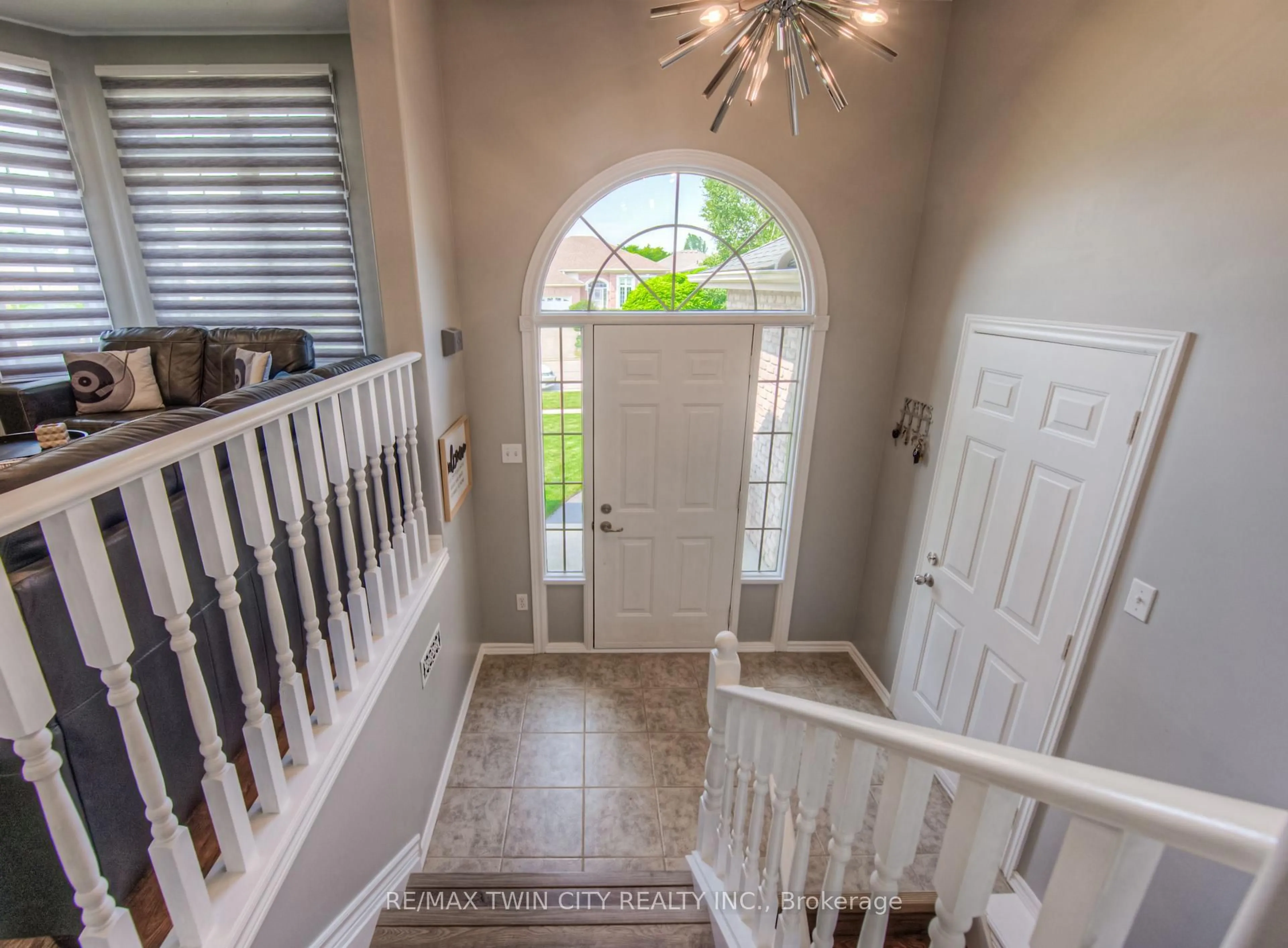 Indoor entryway for 9 Dunton Lane, Brant Ontario N3L 4E1