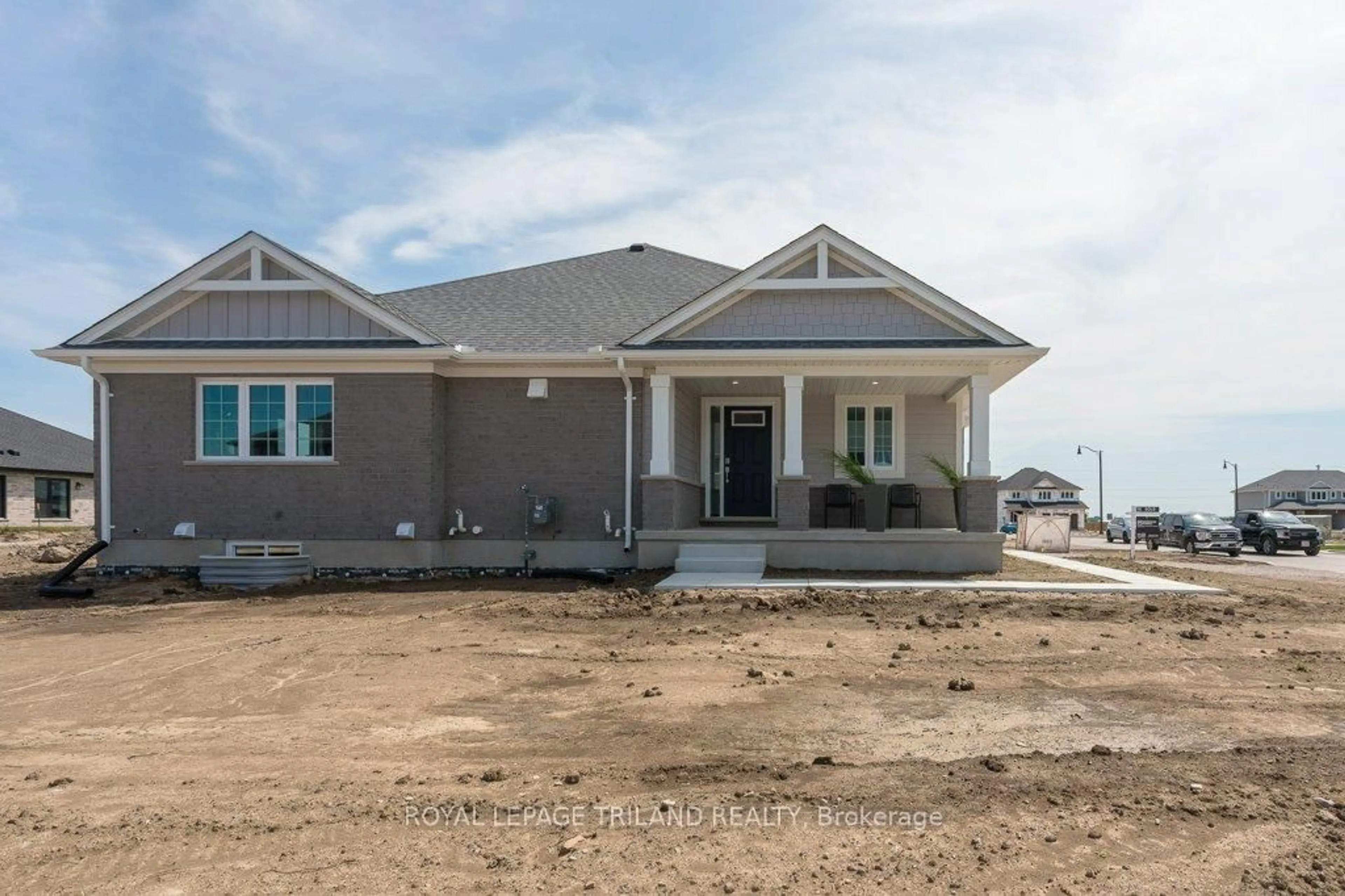 Home with vinyl exterior material, building for 1 Harrow Lane, St. Thomas Ontario N5R 0P3
