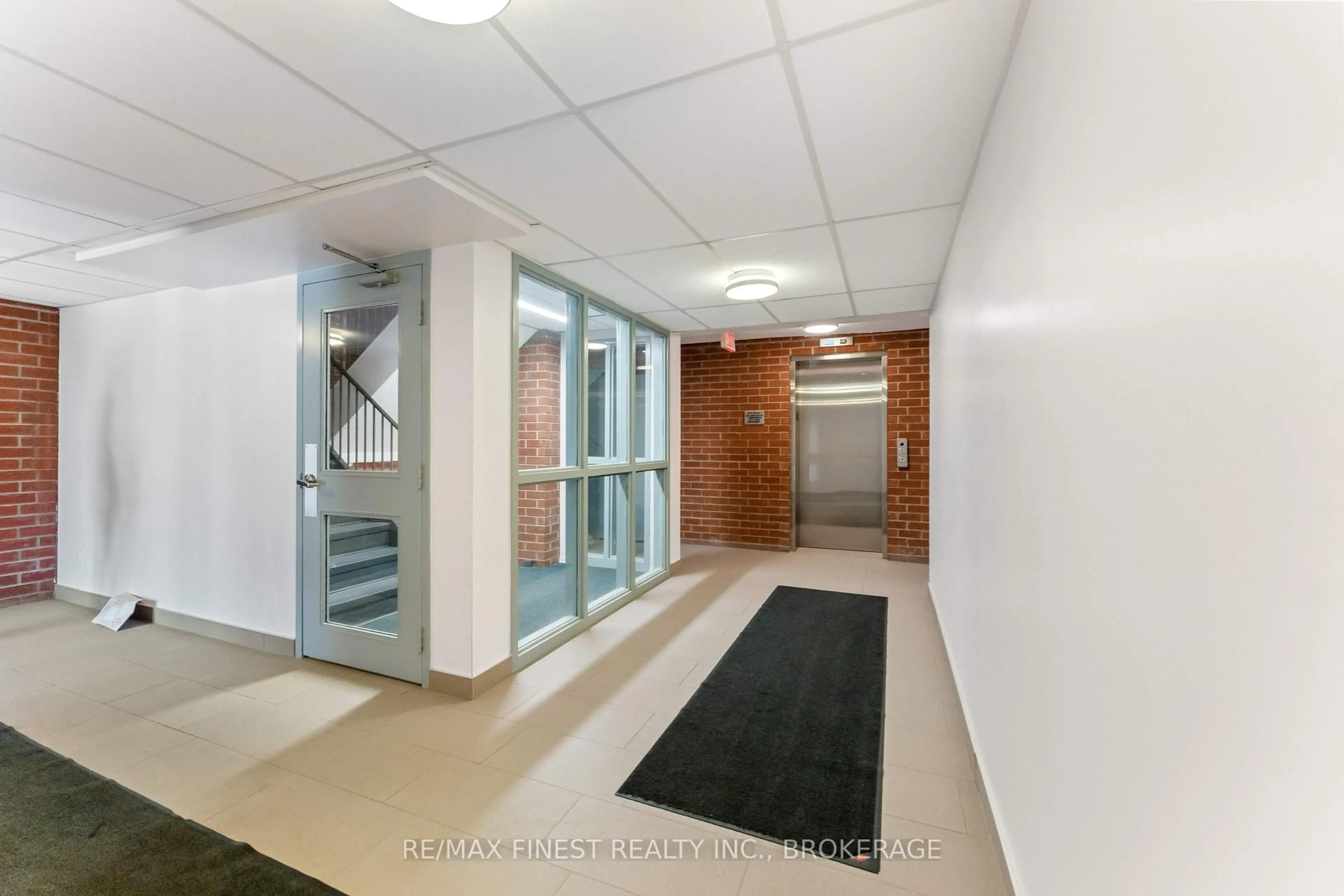Indoor foyer for 580 Armstrong Rd #102, Kingston Ontario K7M 8M3