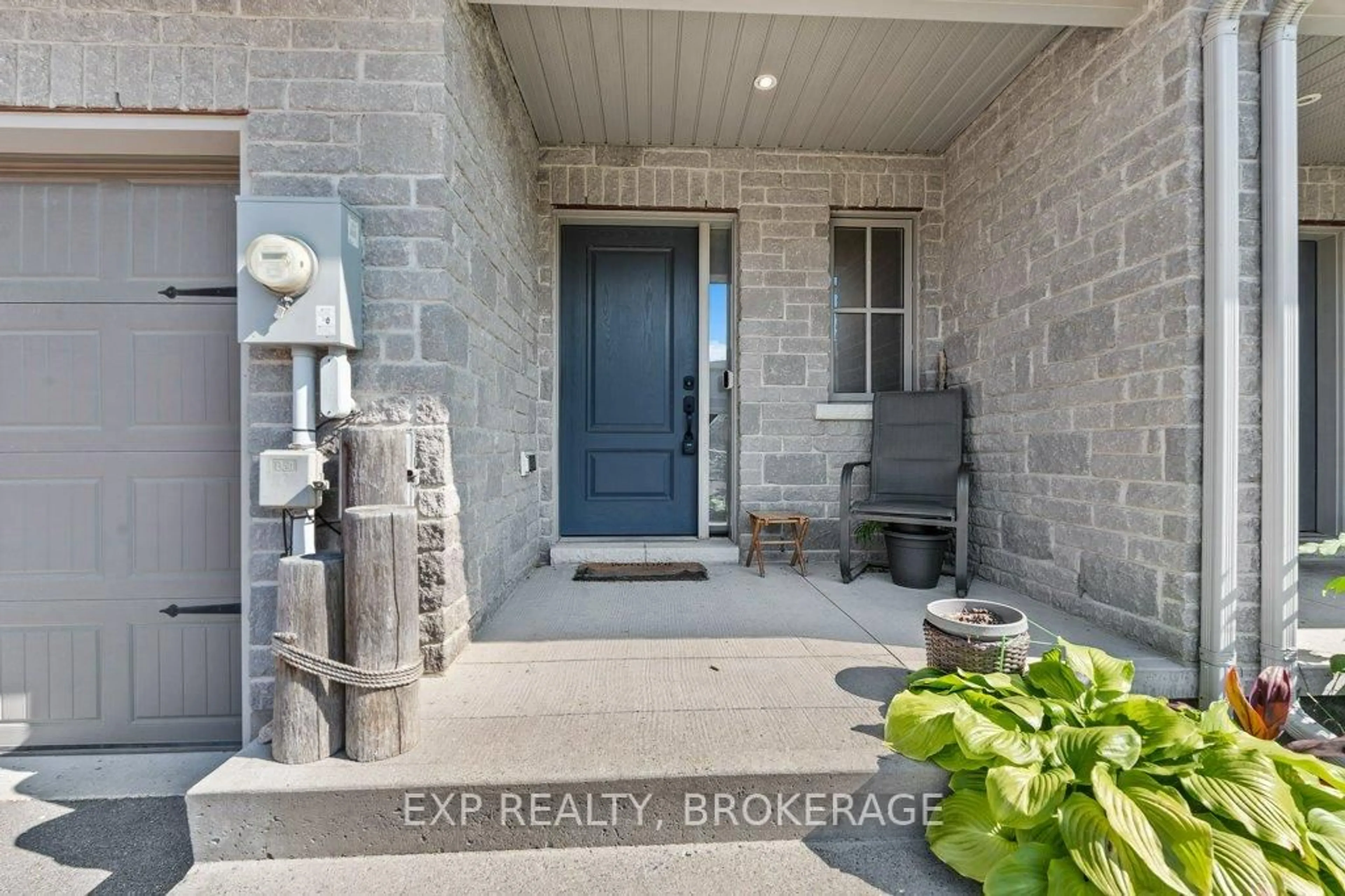 Indoor entryway for 920 BLOSSOM St, Kingston Ontario K7P 0N2