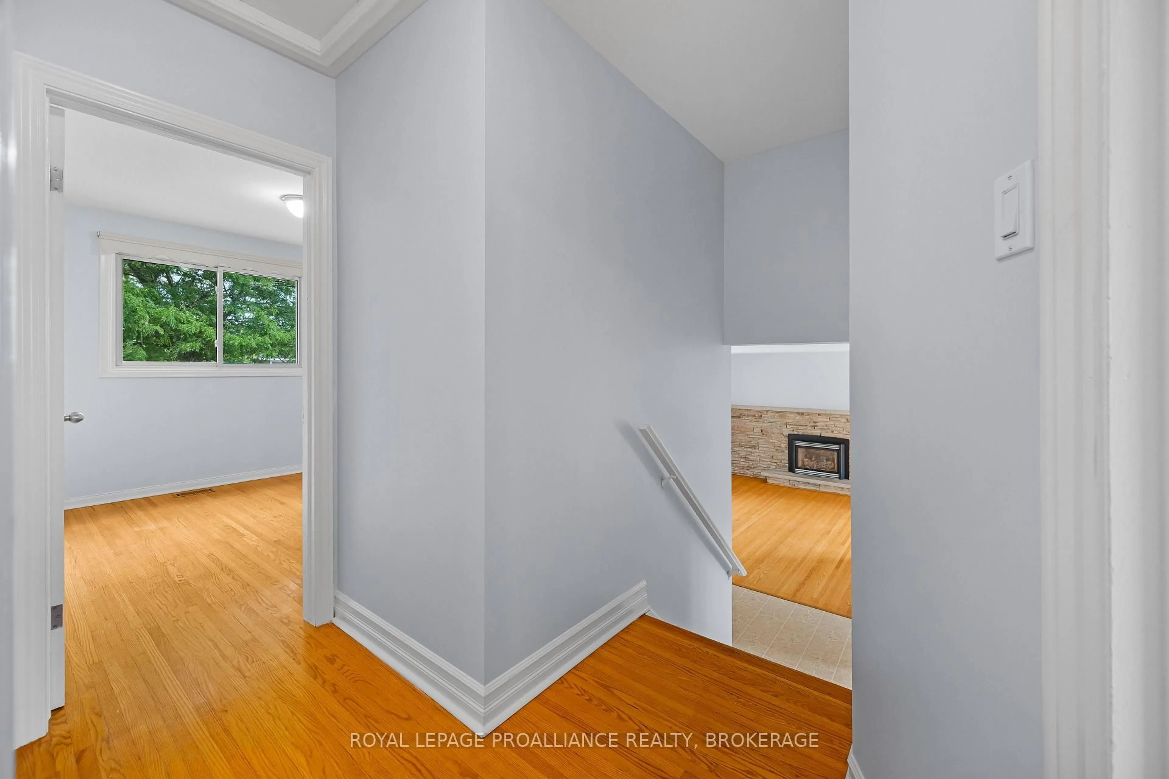 Indoor entryway for 350 Norman Rogers Dr, Kingston Ontario K7M 2R8