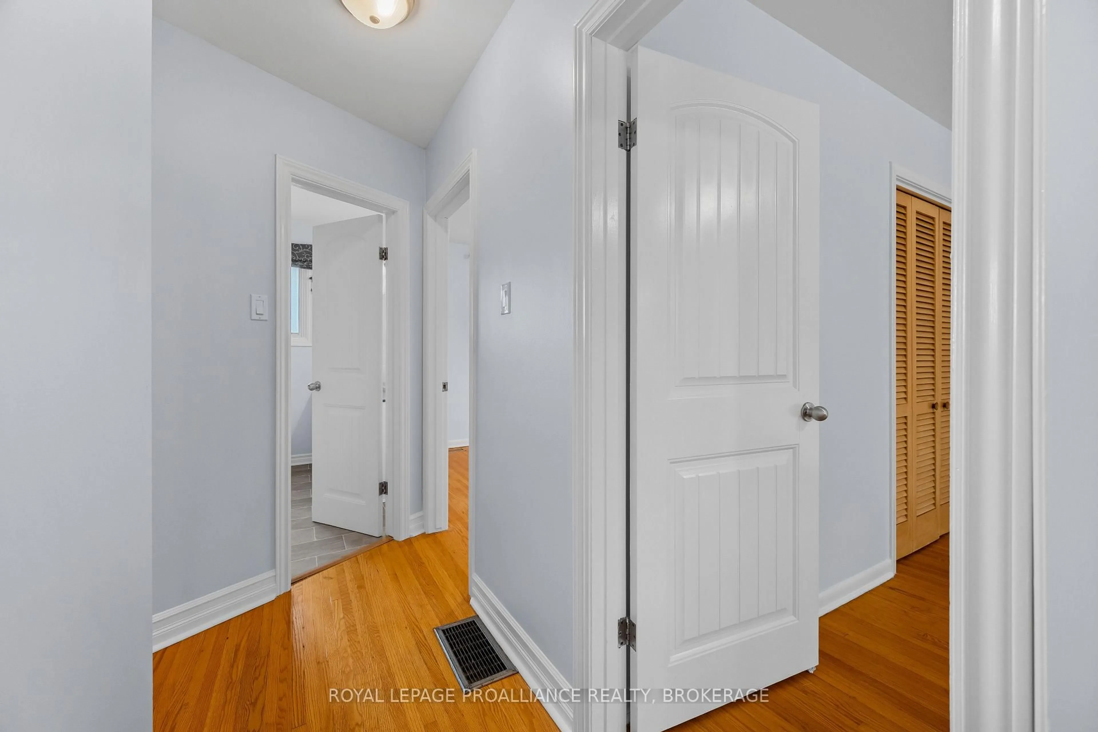Indoor entryway for 350 Norman Rogers Dr, Kingston Ontario K7M 2R8