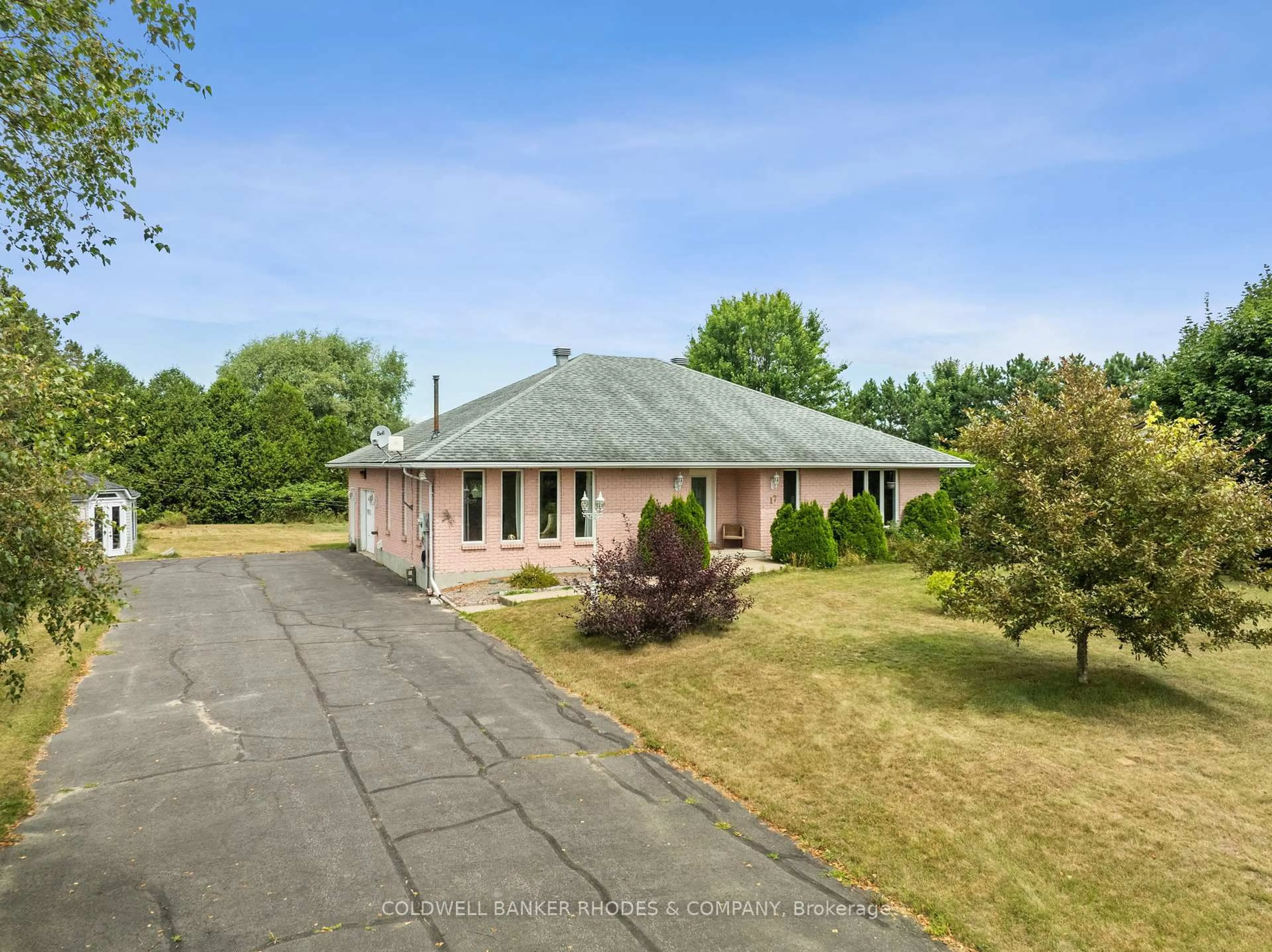 A pic from outside/outdoor area/front of a property/back of a property/a pic from drone, unknown for 17 Telegraph Cres, Alfred and Plantagenet Ontario K0B 1A0