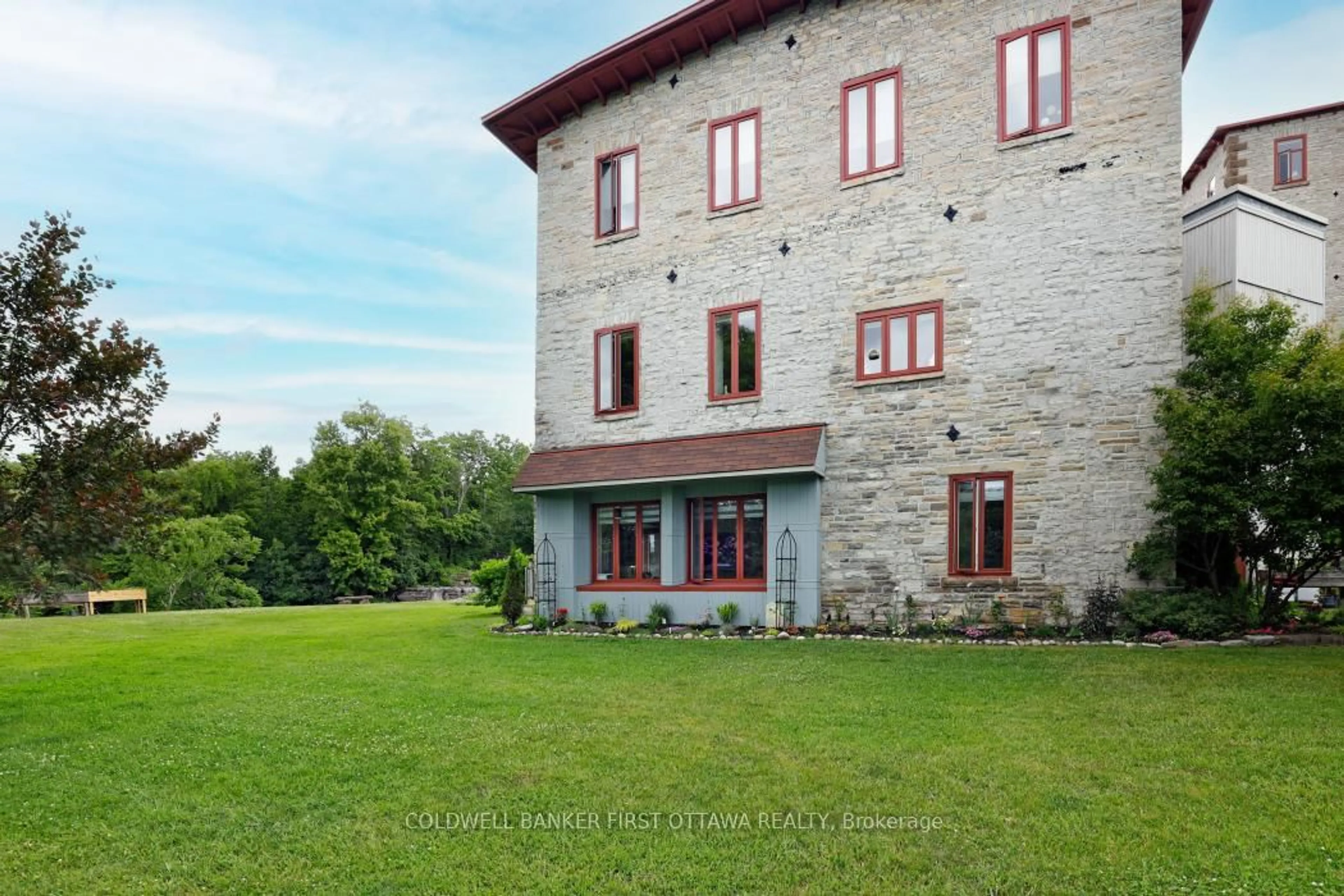 A pic from outside/outdoor area/front of a property/back of a property/a pic from drone, building for 1 Rosamond St #109, Almonte Ontario K0A 1A0