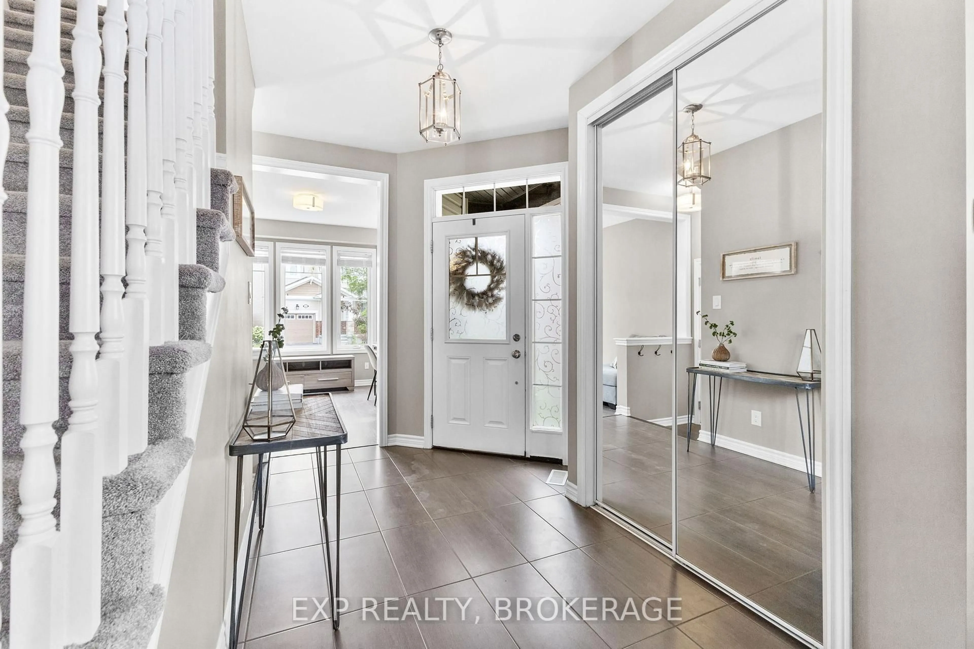 Indoor entryway for 47 Solaris Dr, Ottawa Ontario K2M 2X4