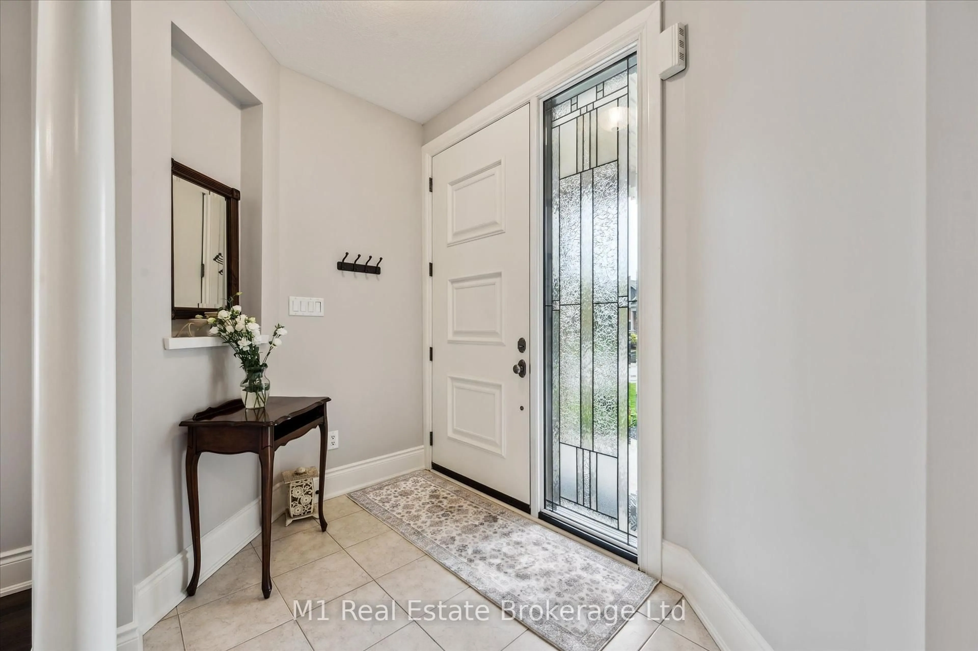 Indoor entryway for 94 Aberfoyle Mill Cres, Puslinch Ontario N1H 6H9