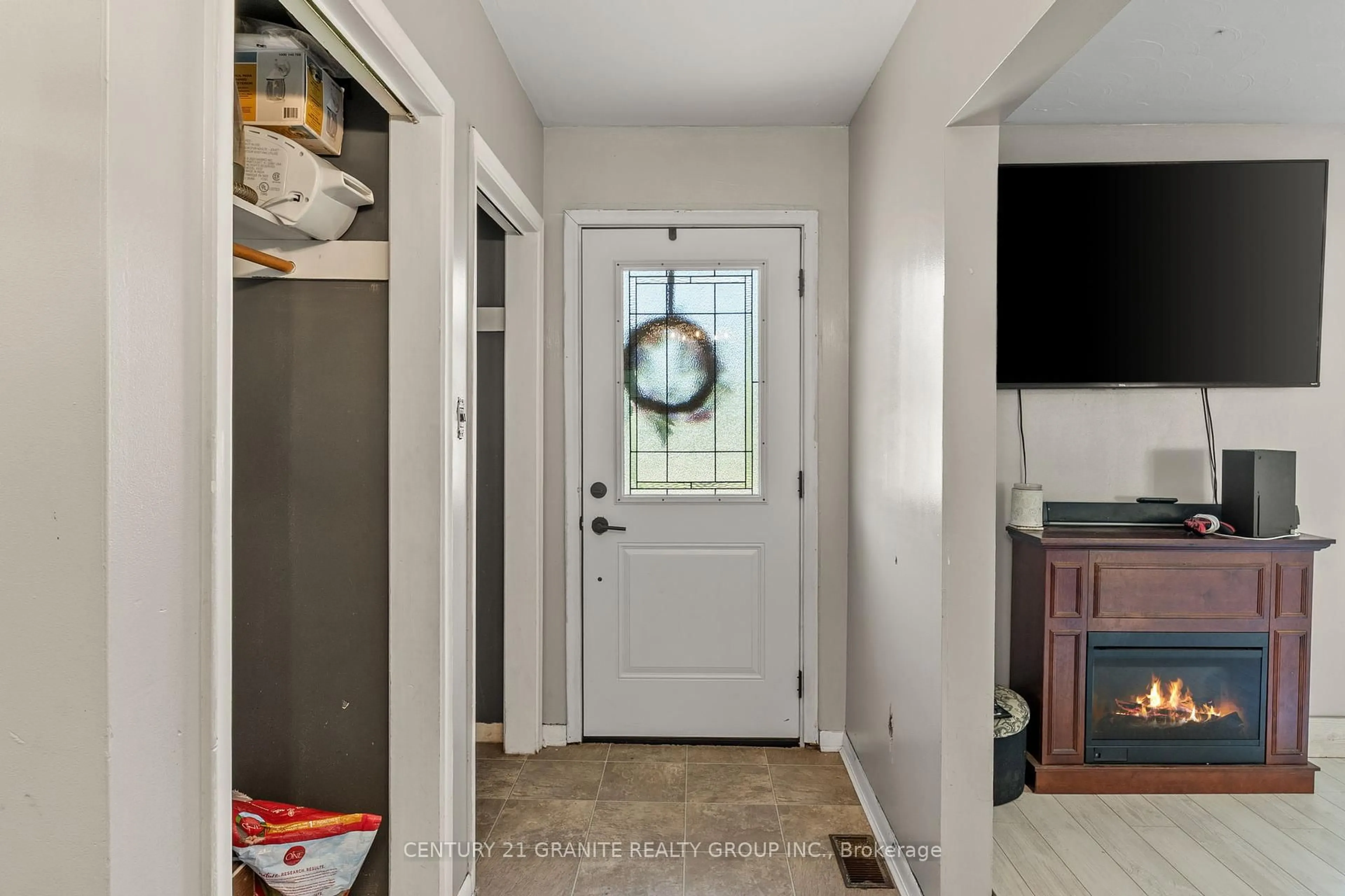 Indoor entryway for 27195 Hwy 62 Highway, Bancroft Ontario K0L 1C0