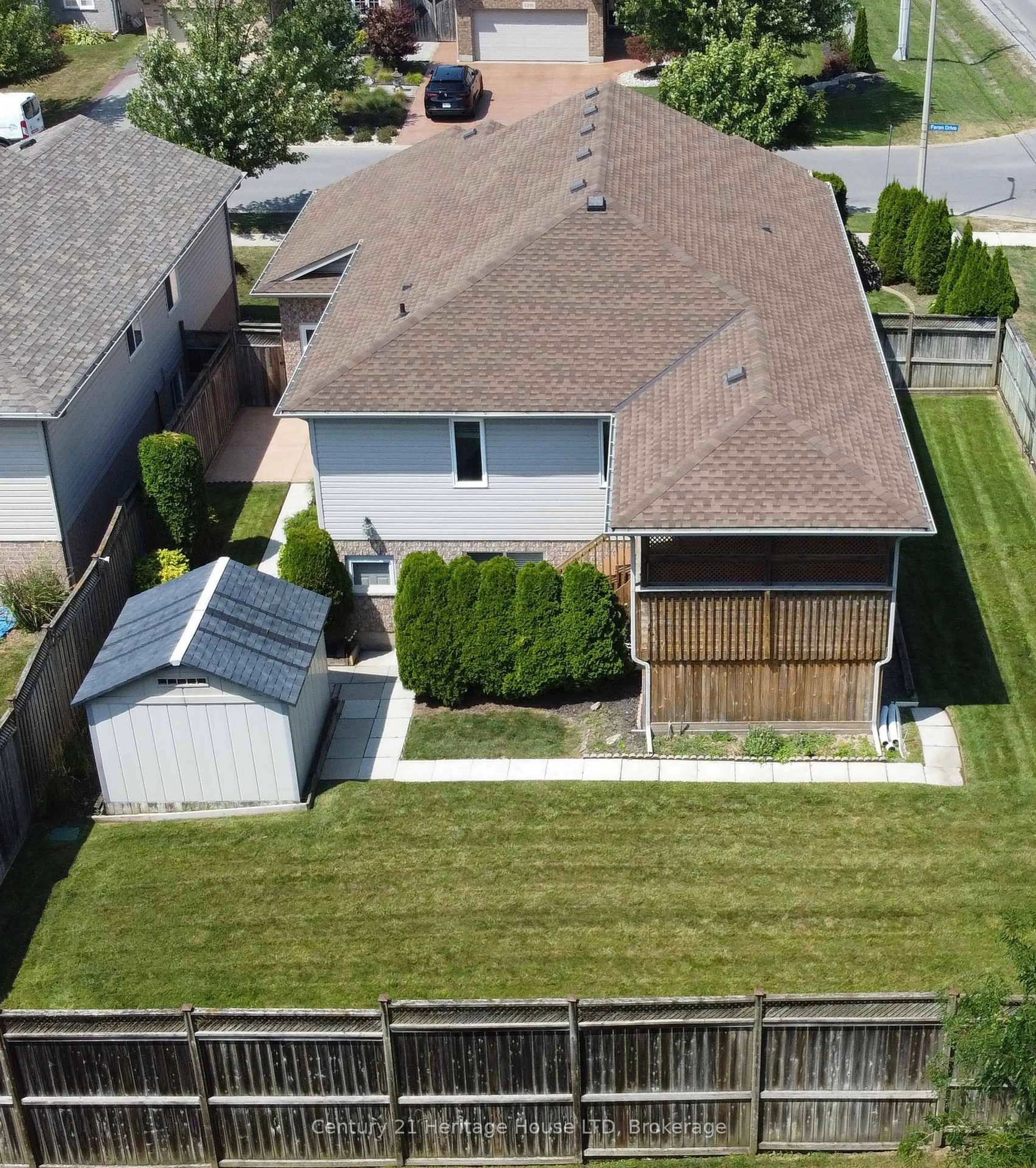 A pic from outside/outdoor area/front of a property/back of a property/a pic from drone, street for 8292 Feren Dr, Niagara Falls Ontario L2H 3M9