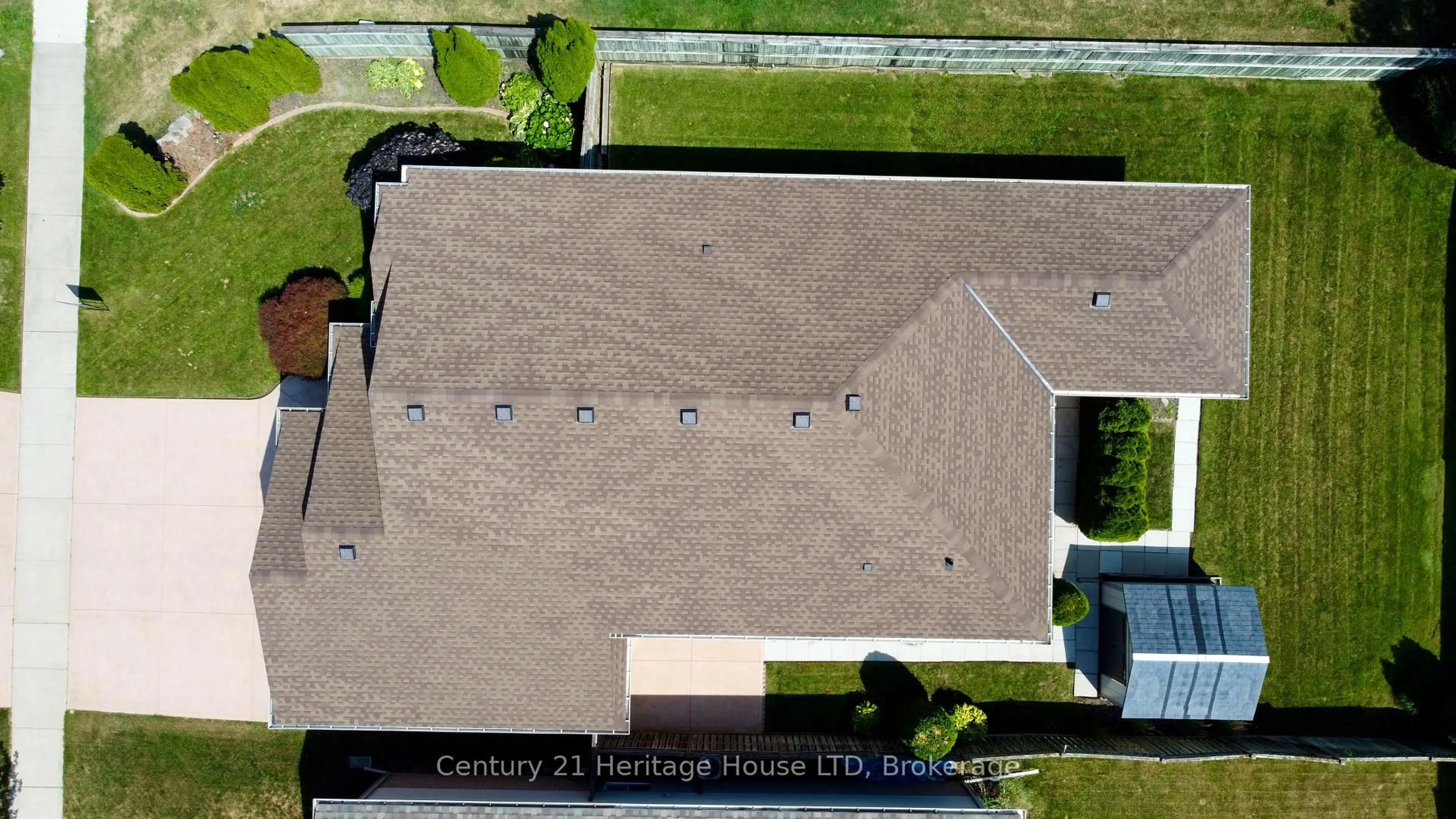 A pic from outside/outdoor area/front of a property/back of a property/a pic from drone, unknown for 8292 Feren Dr, Niagara Falls Ontario L2H 3M9