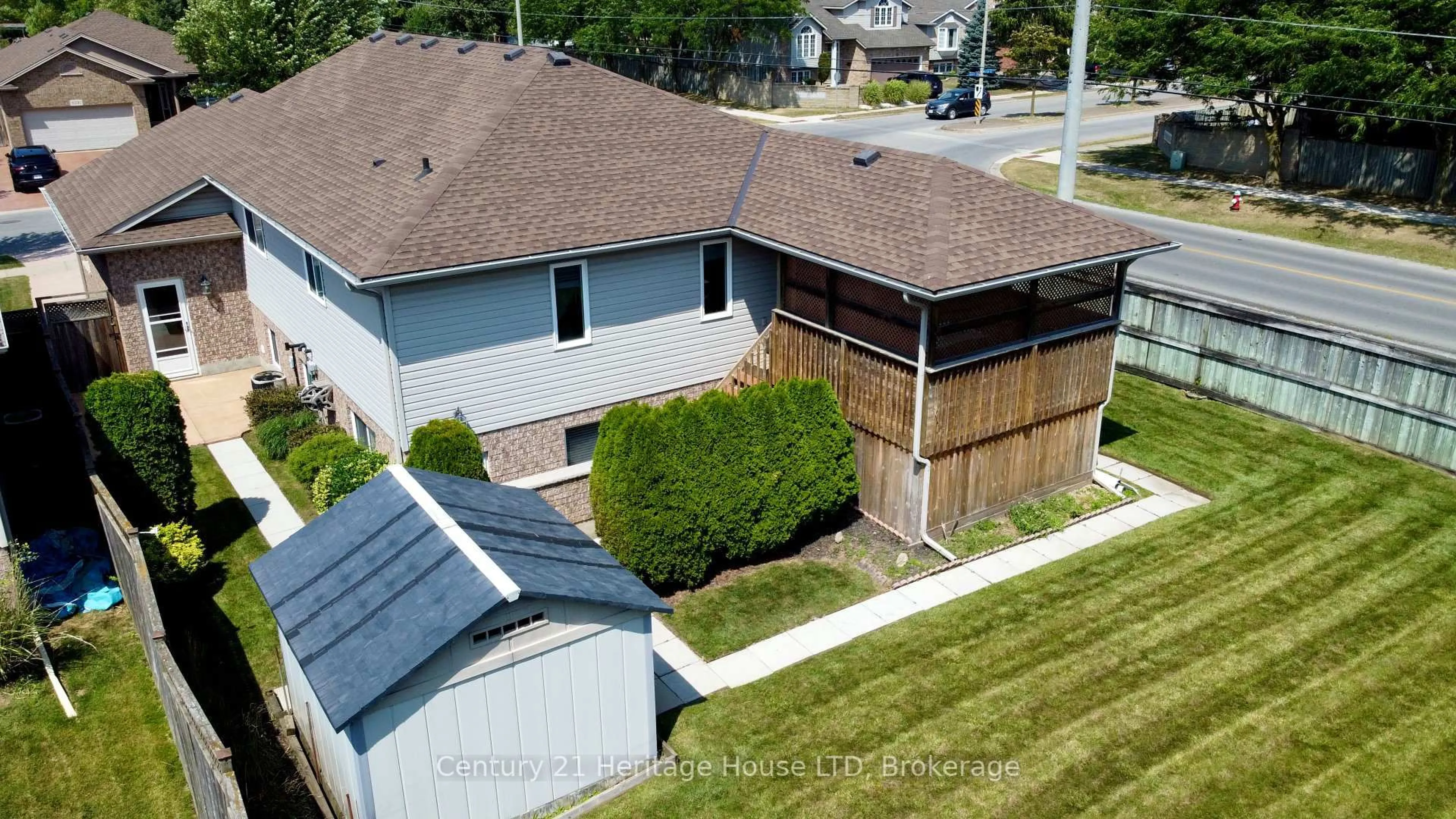 A pic from outside/outdoor area/front of a property/back of a property/a pic from drone, building for 8292 Feren Dr, Niagara Falls Ontario L2H 3M9