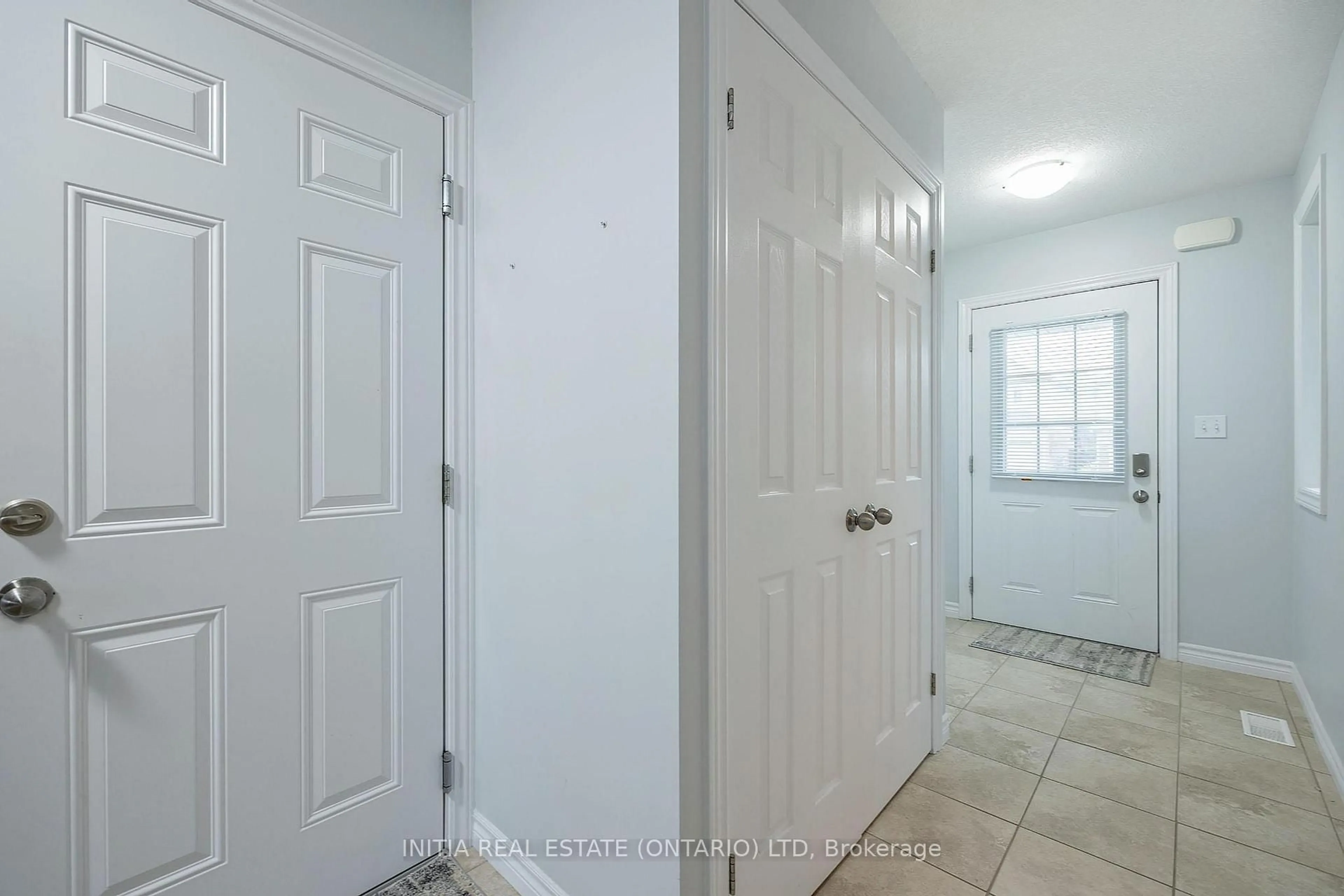 Indoor entryway for 2711 Foxbend Link, London North Ontario N6G 5B4