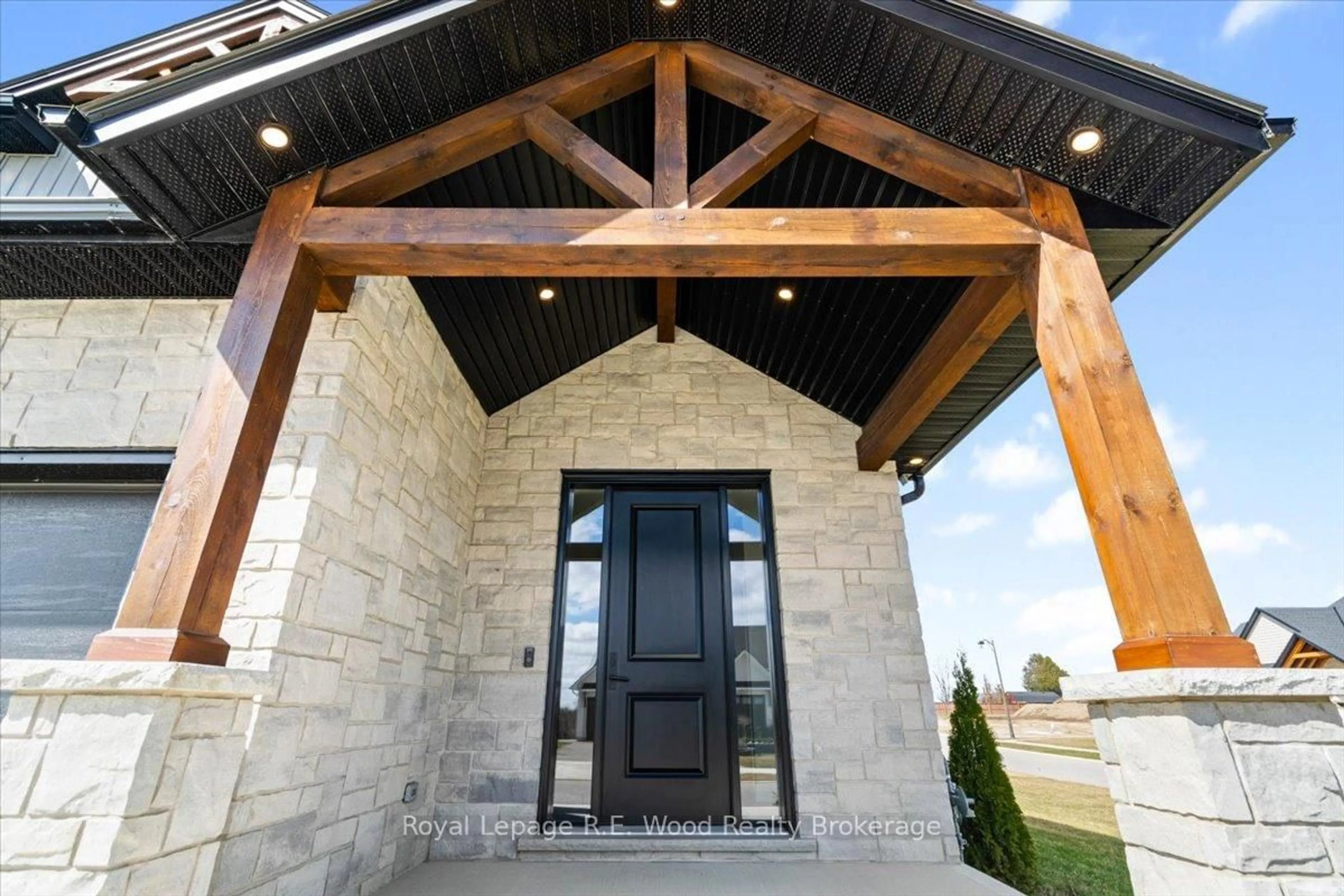 Indoor entryway for 39 Herb St, Norwich Ontario N0J 1P0