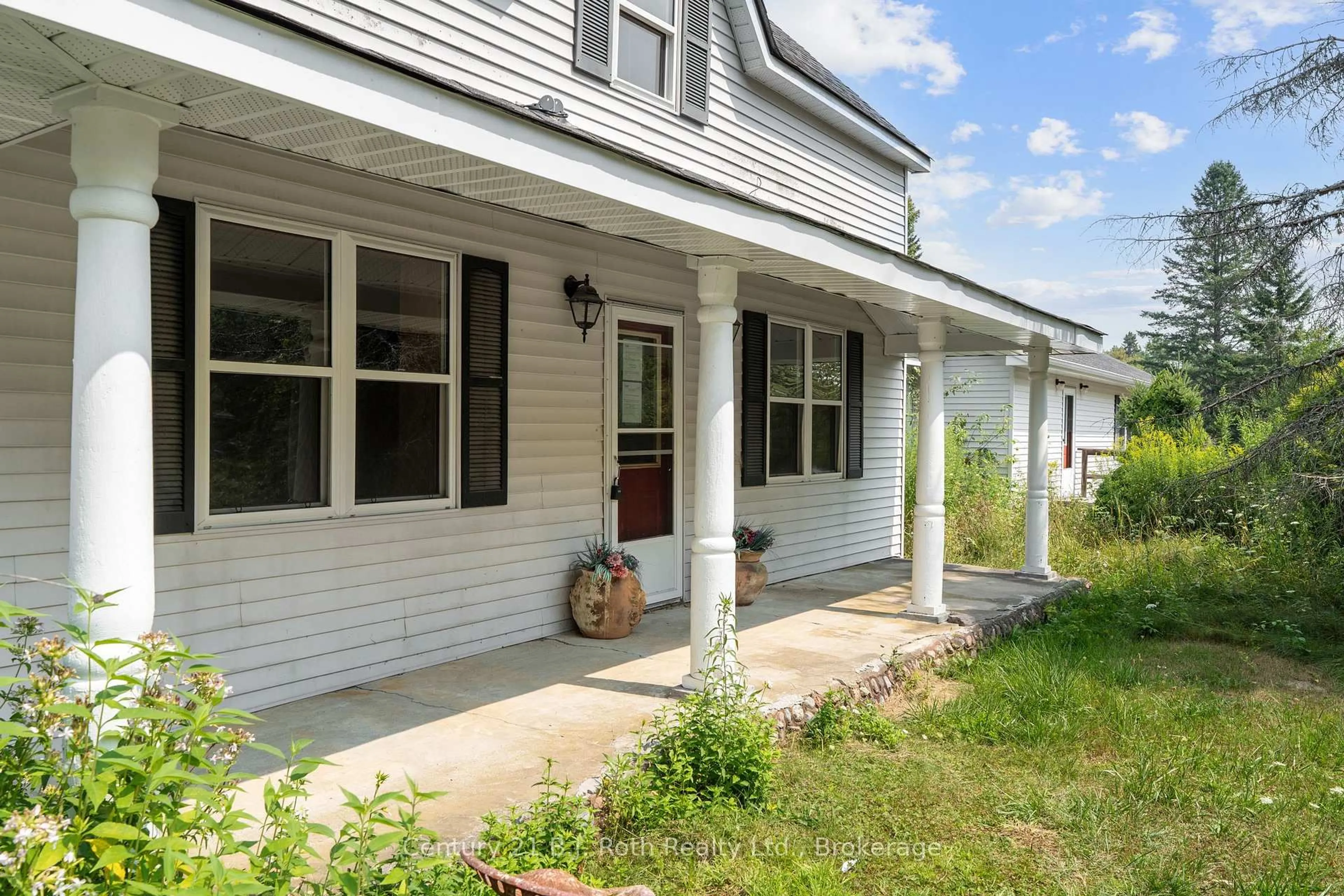Home with vinyl exterior material, street for 2377 Fraserburg Rd, Bracebridge Ontario P1L 1X3