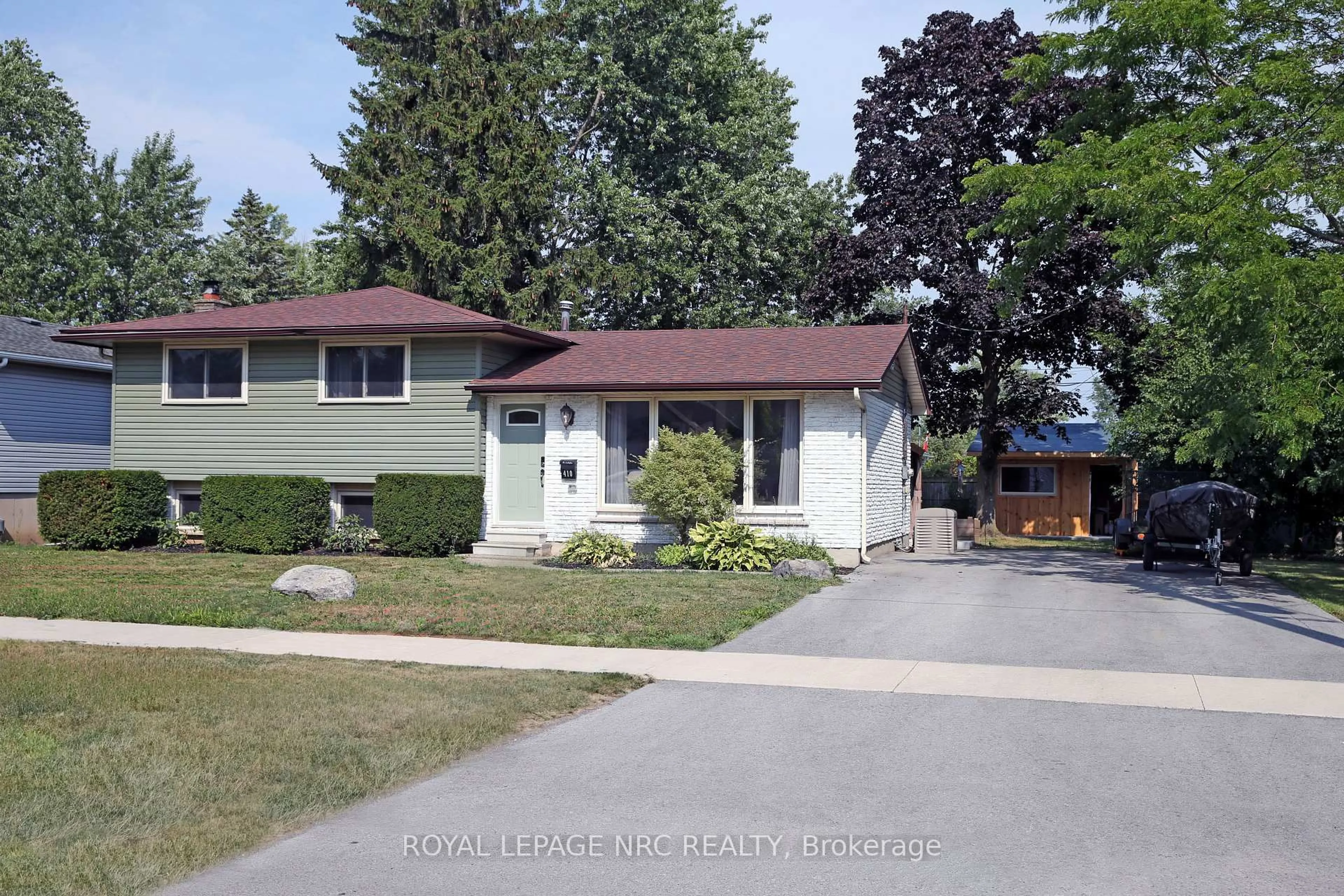 Home with vinyl exterior material, street for 410 Lakeside Rd, Fort Erie Ontario L2A 4X5