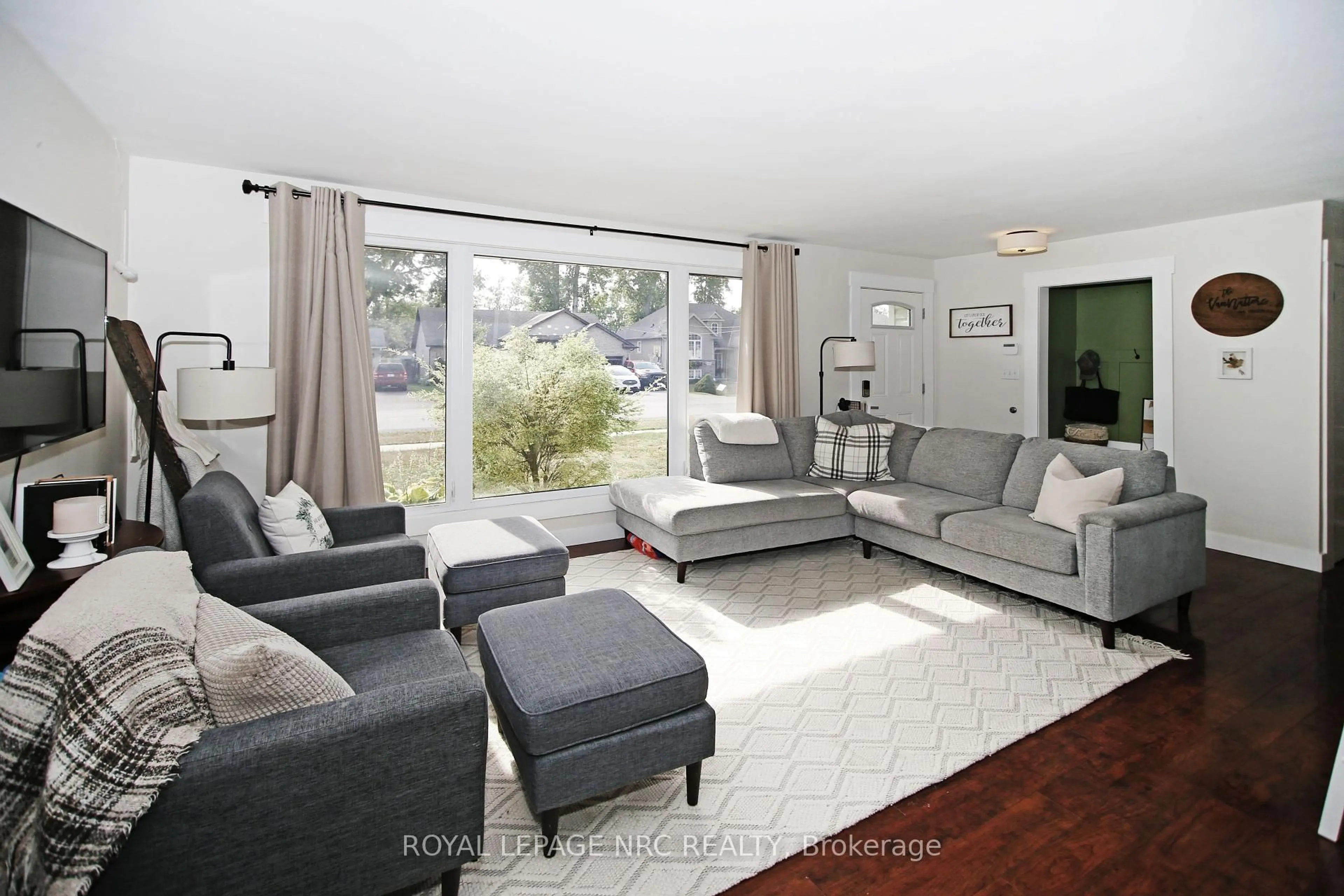 Living room with furniture, unknown for 410 Lakeside Rd, Fort Erie Ontario L2A 4X5
