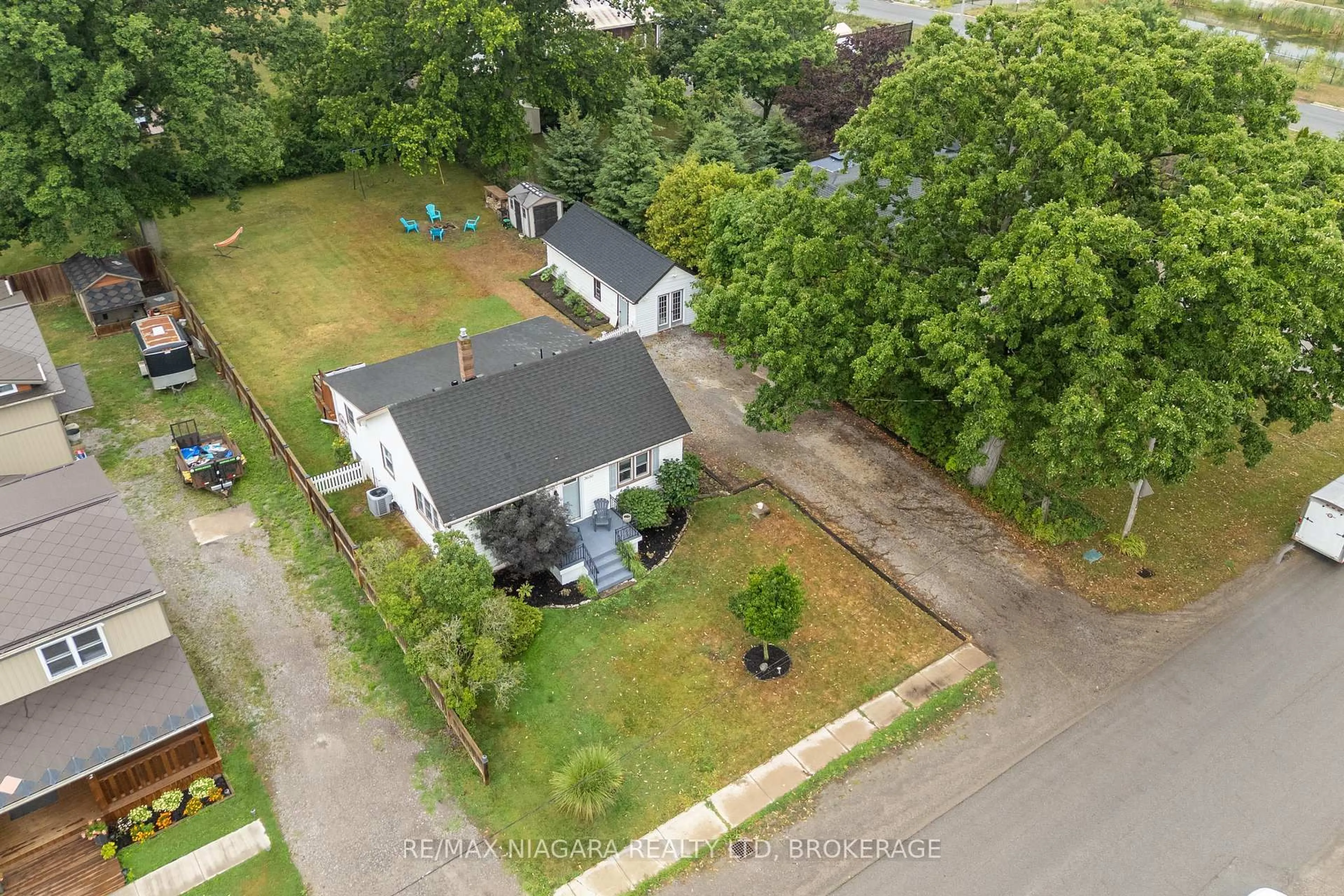 A pic from outside/outdoor area/front of a property/back of a property/a pic from drone, street for 3630 Campden Rd, Lincoln Ontario L0R 1G0