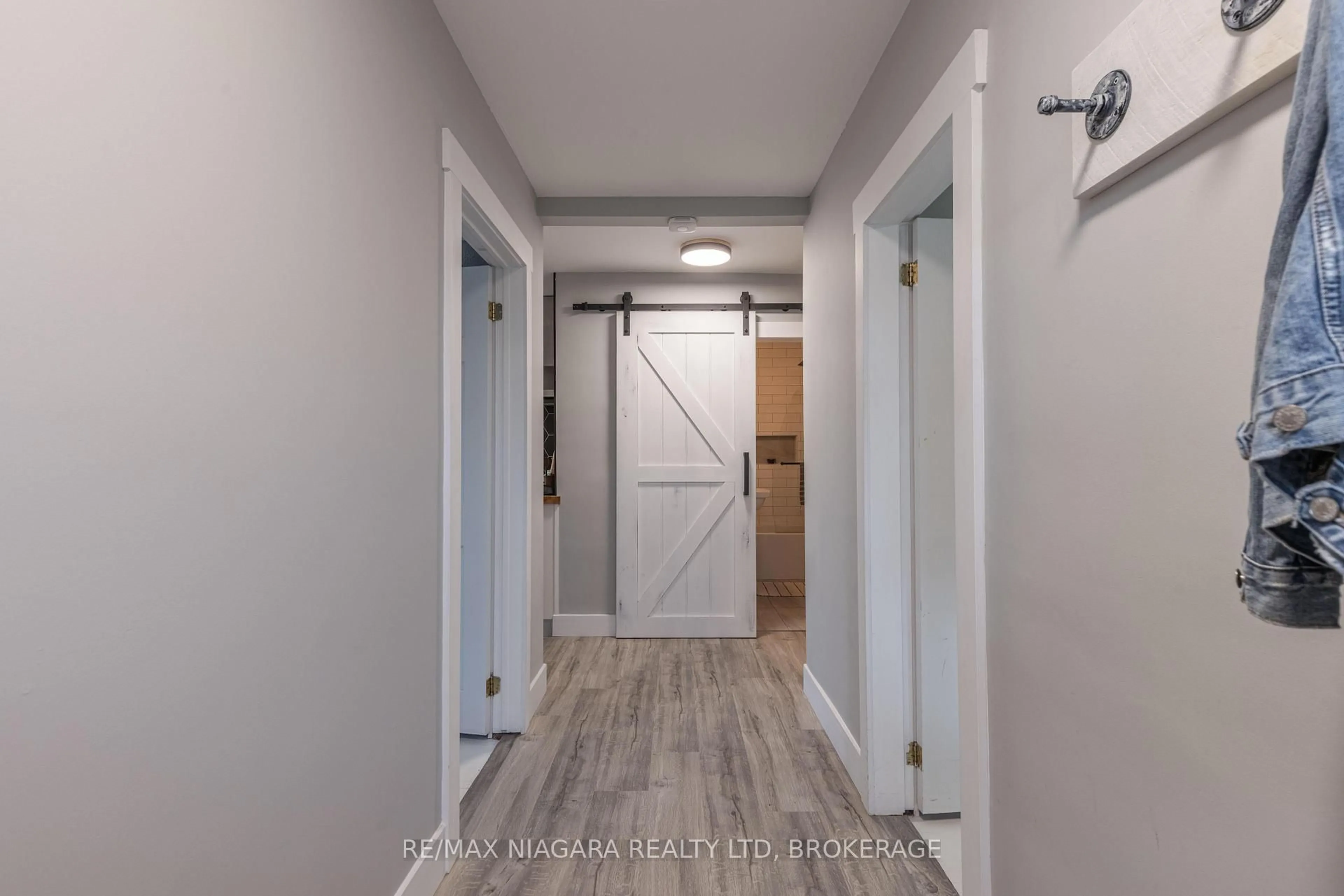 Indoor entryway for 3630 Campden Rd, Lincoln Ontario L0R 1G0