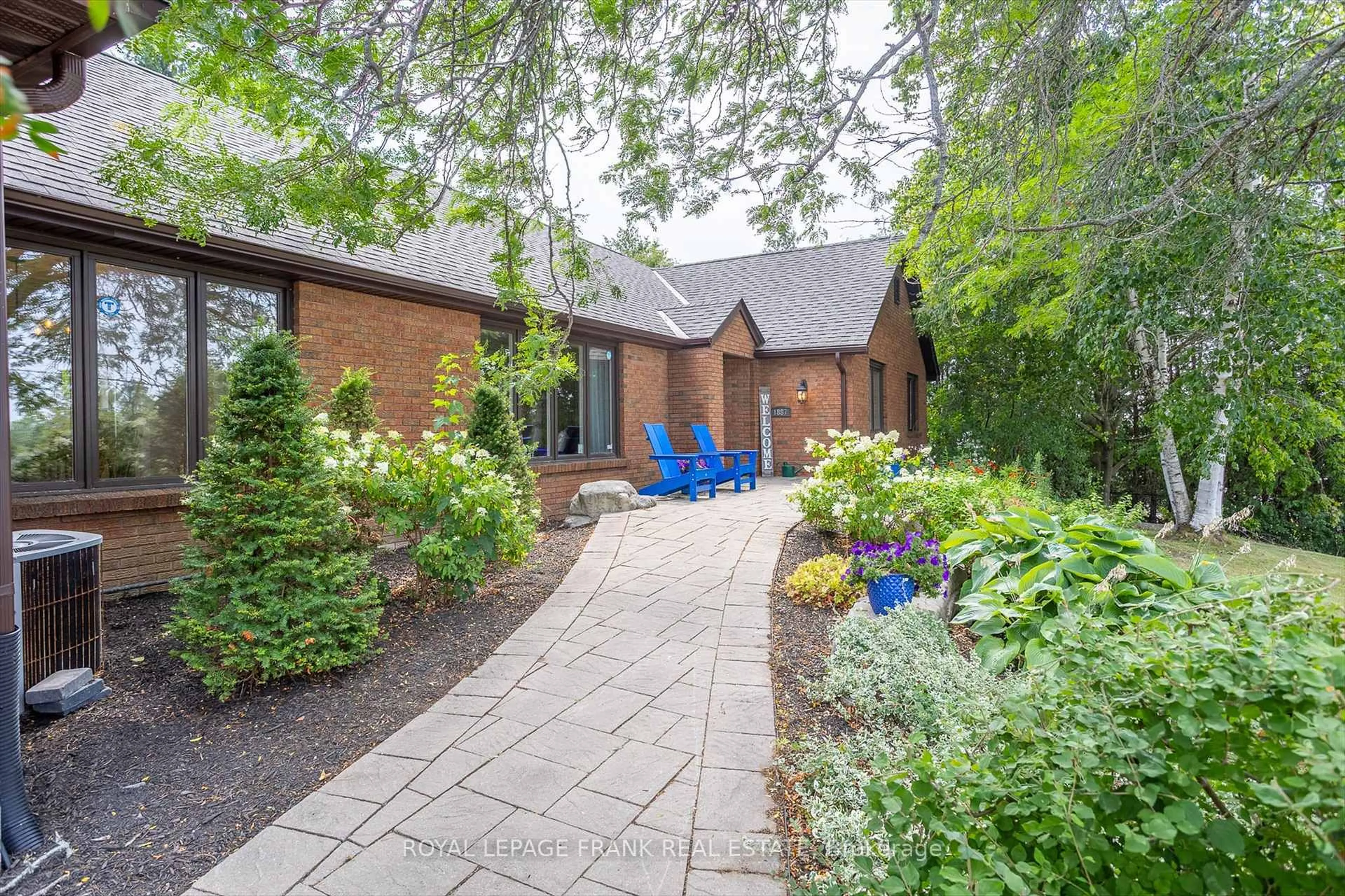 Patio, street for 1887 Campbell Ave, Cavan Monaghan Ontario K9J 0E5