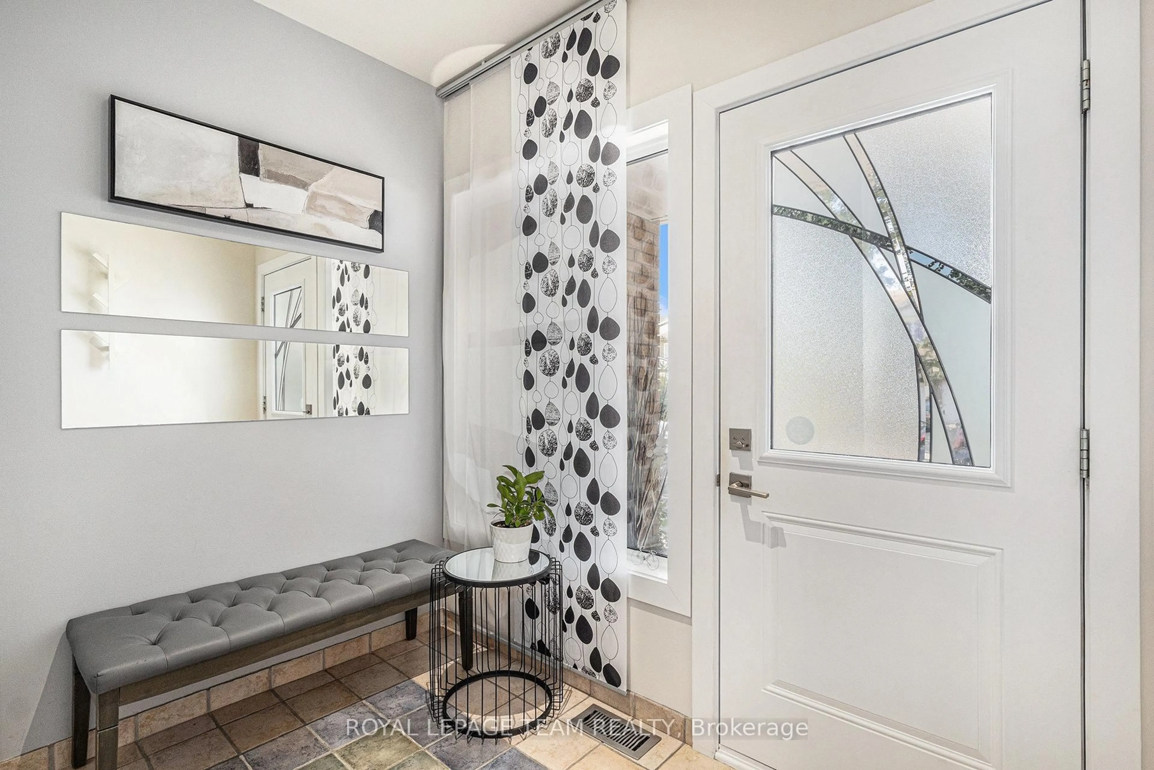 Indoor entryway for 16 Scarlet Crt, Ottawa Ontario K1T 3R5
