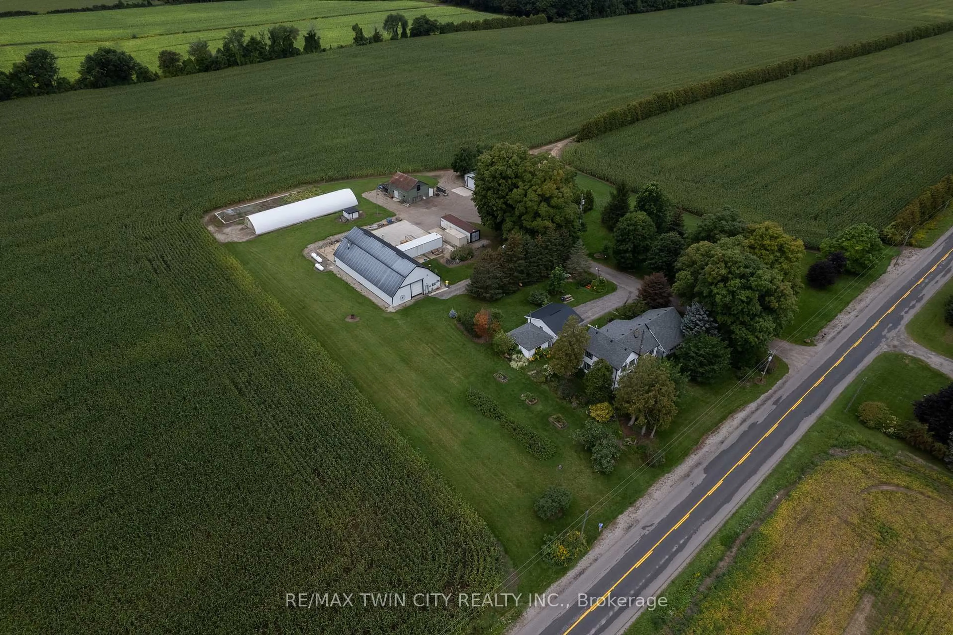 A pic from outside/outdoor area/front of a property/back of a property/a pic from drone, building for 331 MIDDLE TOWNLINE Rd, Brant Ontario N0E 1E0