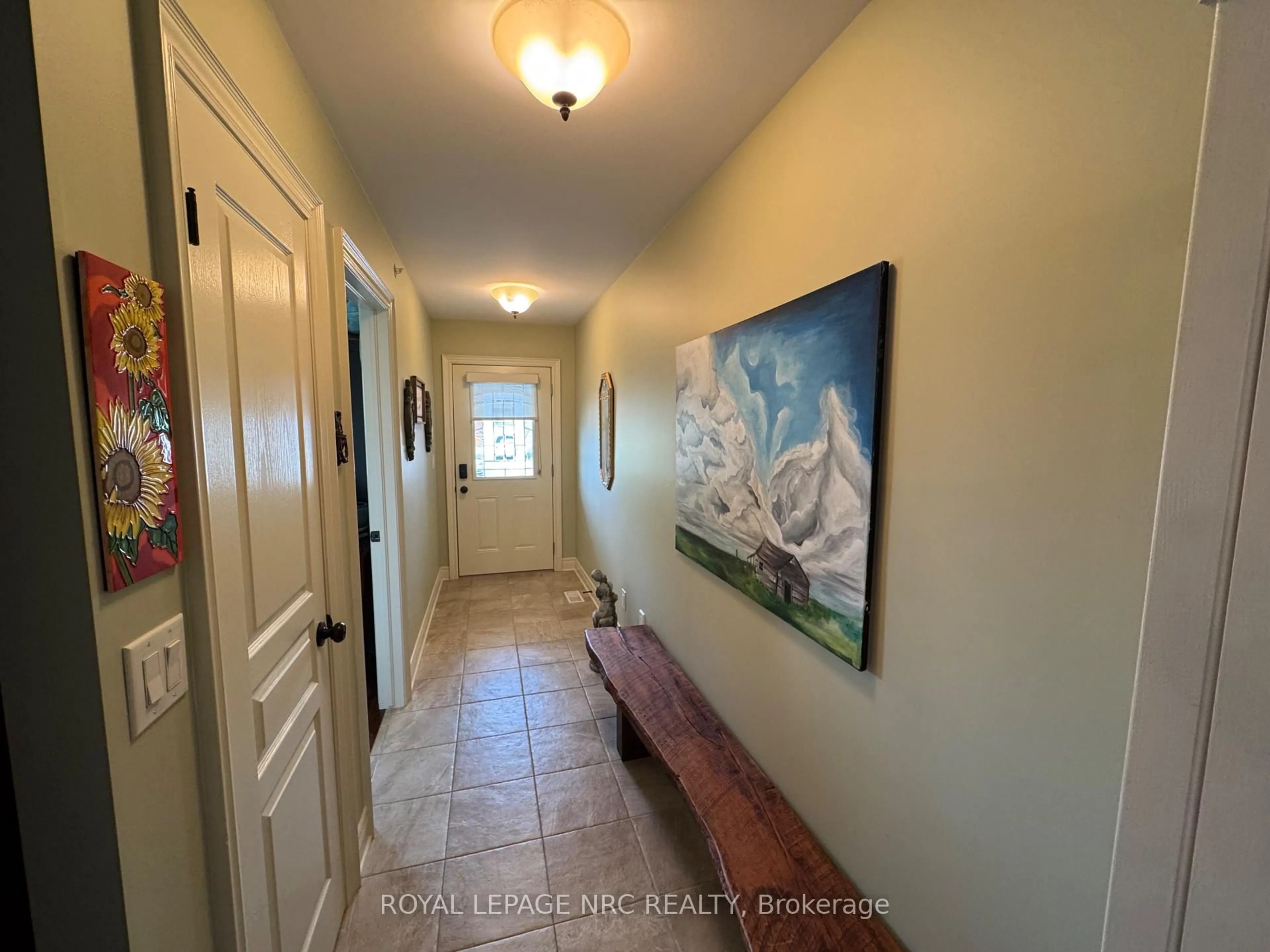 Indoor entryway for 70 Parkside Dr, St. Catharines Ontario L2M 1M4