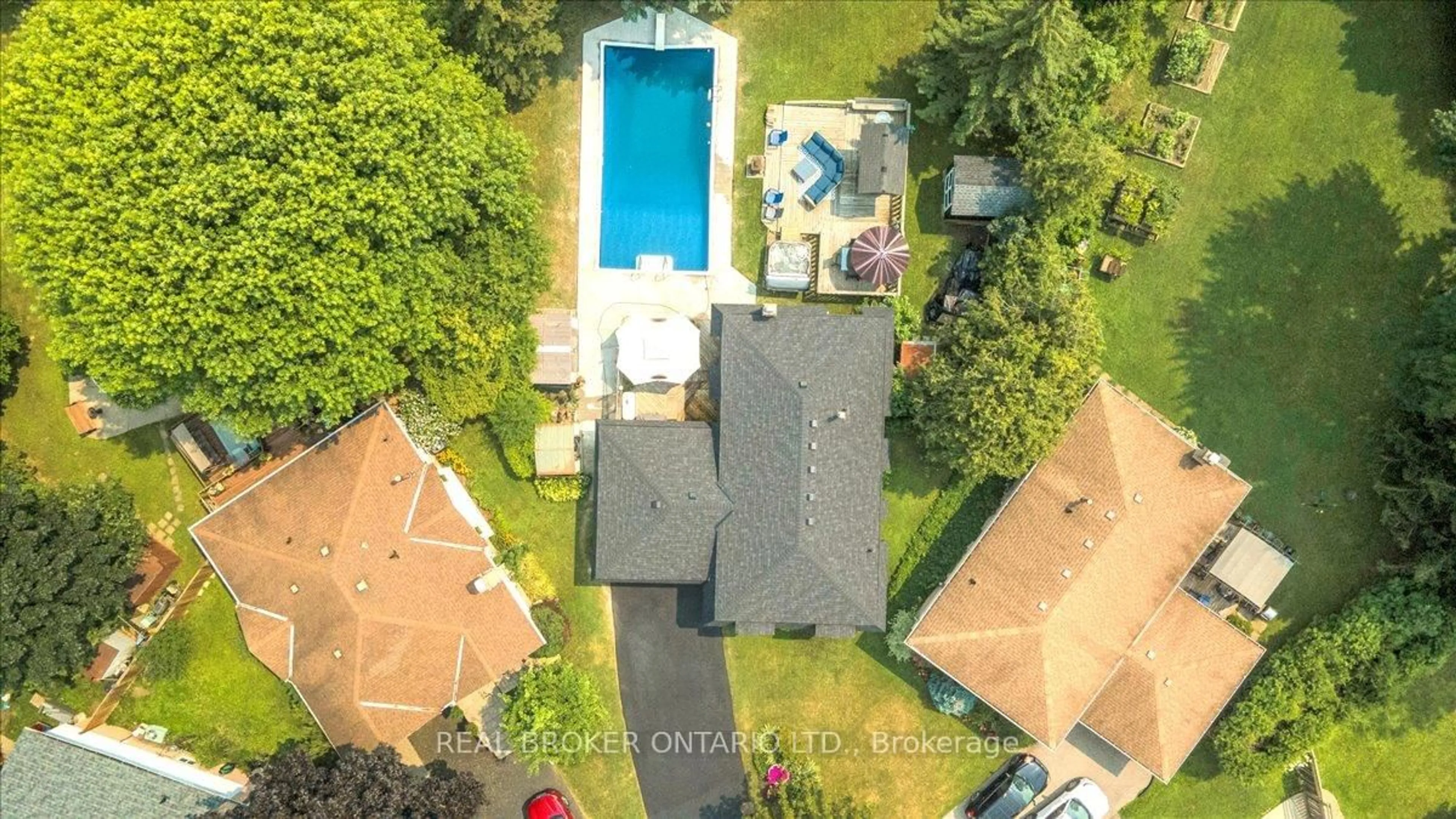 A pic from outside/outdoor area/front of a property/back of a property/a pic from drone, unknown for 51 Southglen Rd, Brantford Ontario N3R 6Z9