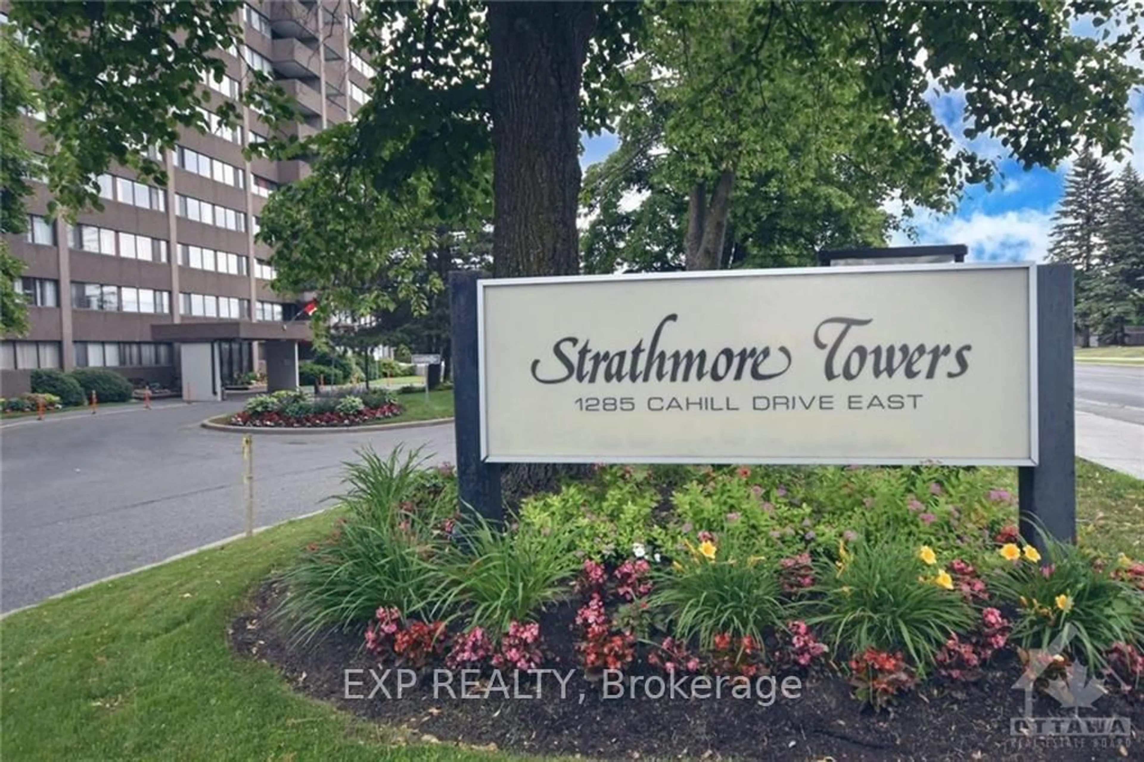 Indoor foyer for 1285 Cahill Dr #401, Ottawa Ontario K1V 9A7