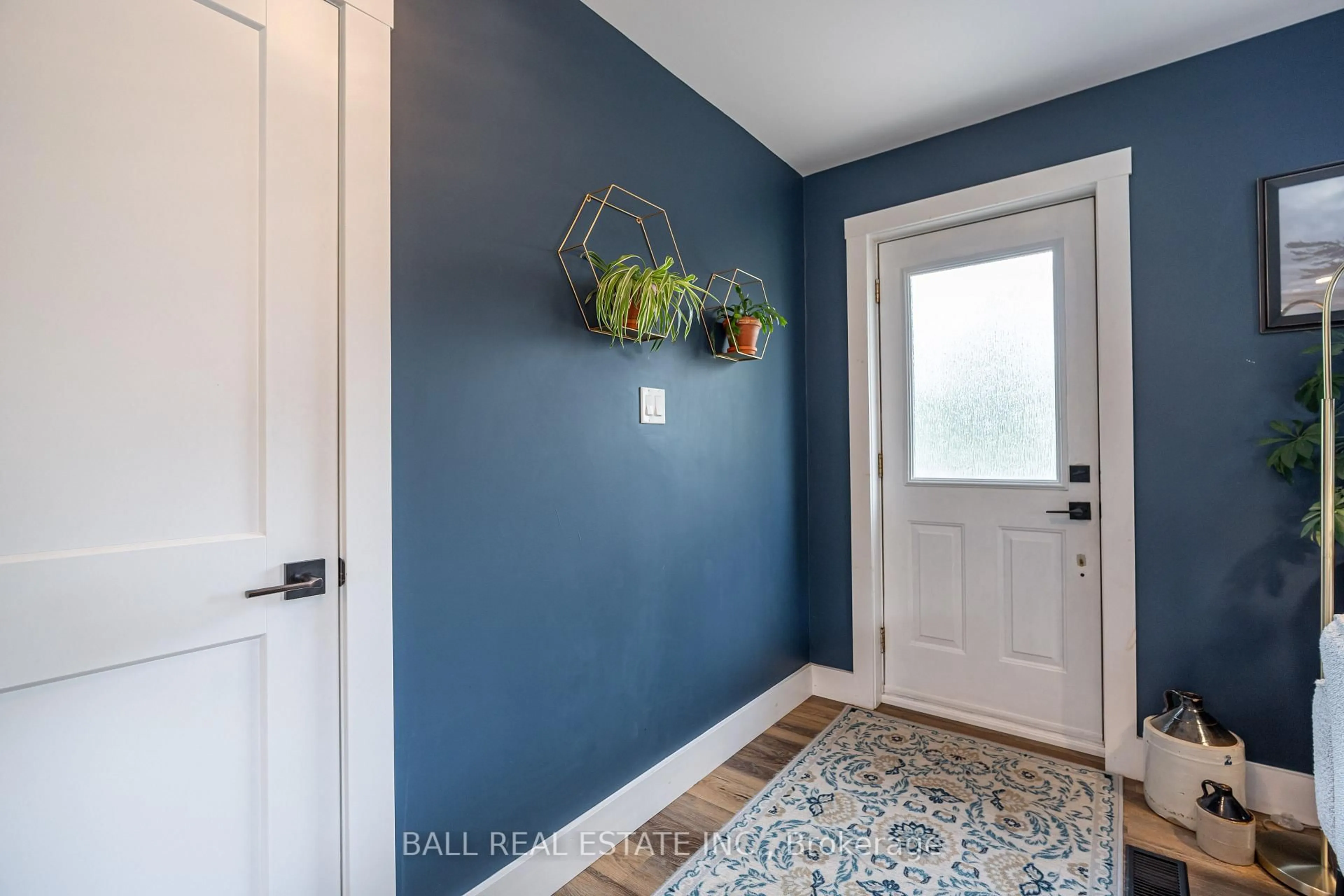 Indoor entryway for 39 Bishop St, Selwyn Ontario K0L 2H0