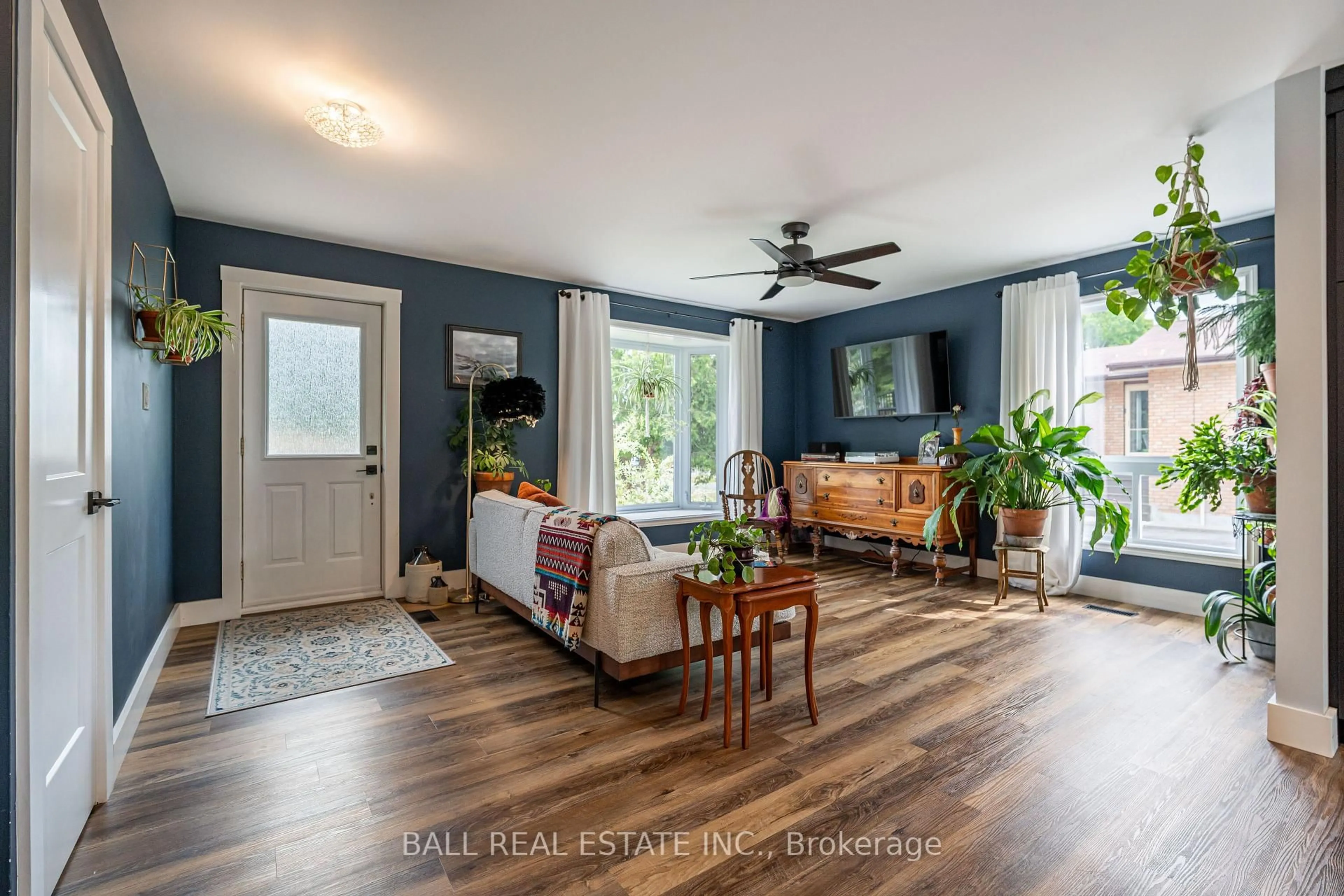 Living room with furniture, wood/laminate floor for 39 Bishop St, Selwyn Ontario K0L 2H0
