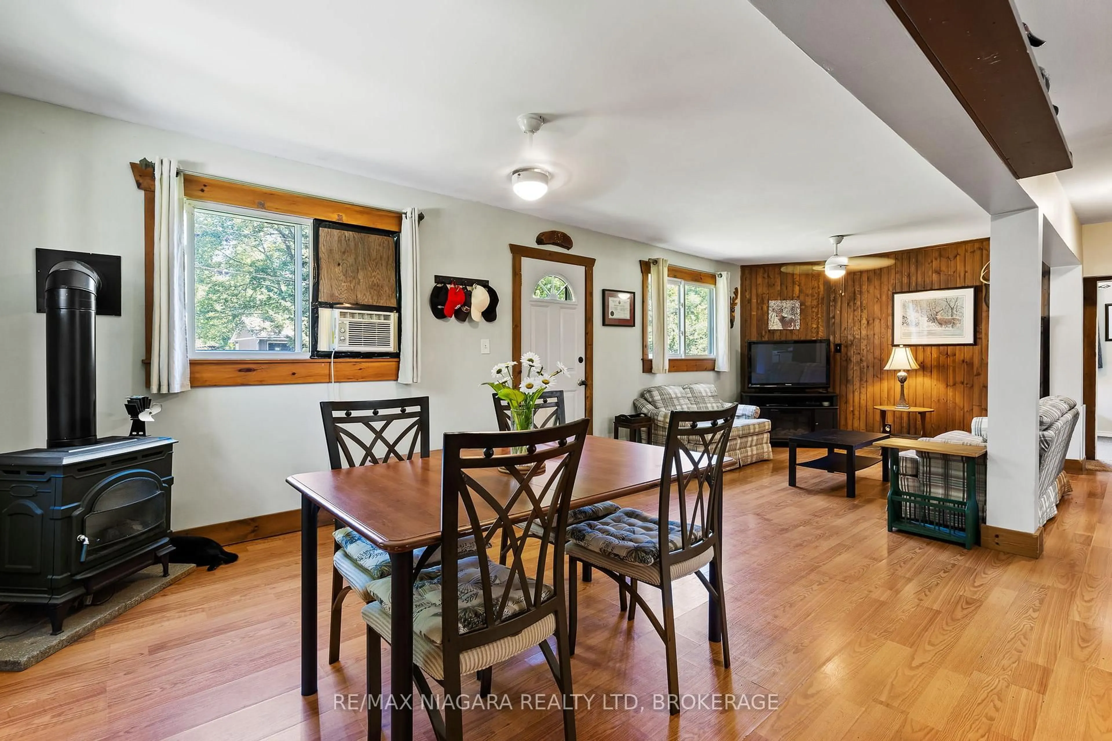 Dining room, wood/laminate floor for 10567 Maplewood Dr, Wainfleet Ontario L3K 5V4
