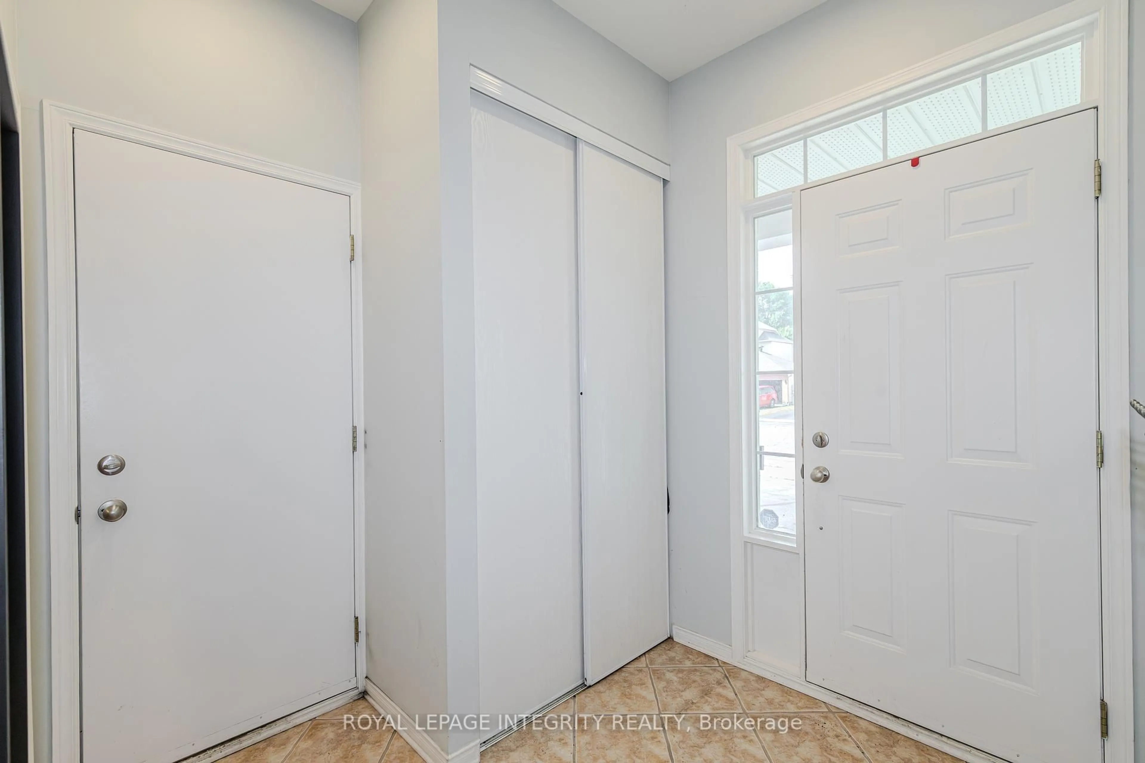 Indoor entryway for 2123 Esprit Dr, Orleans Ontario K4A 4K2