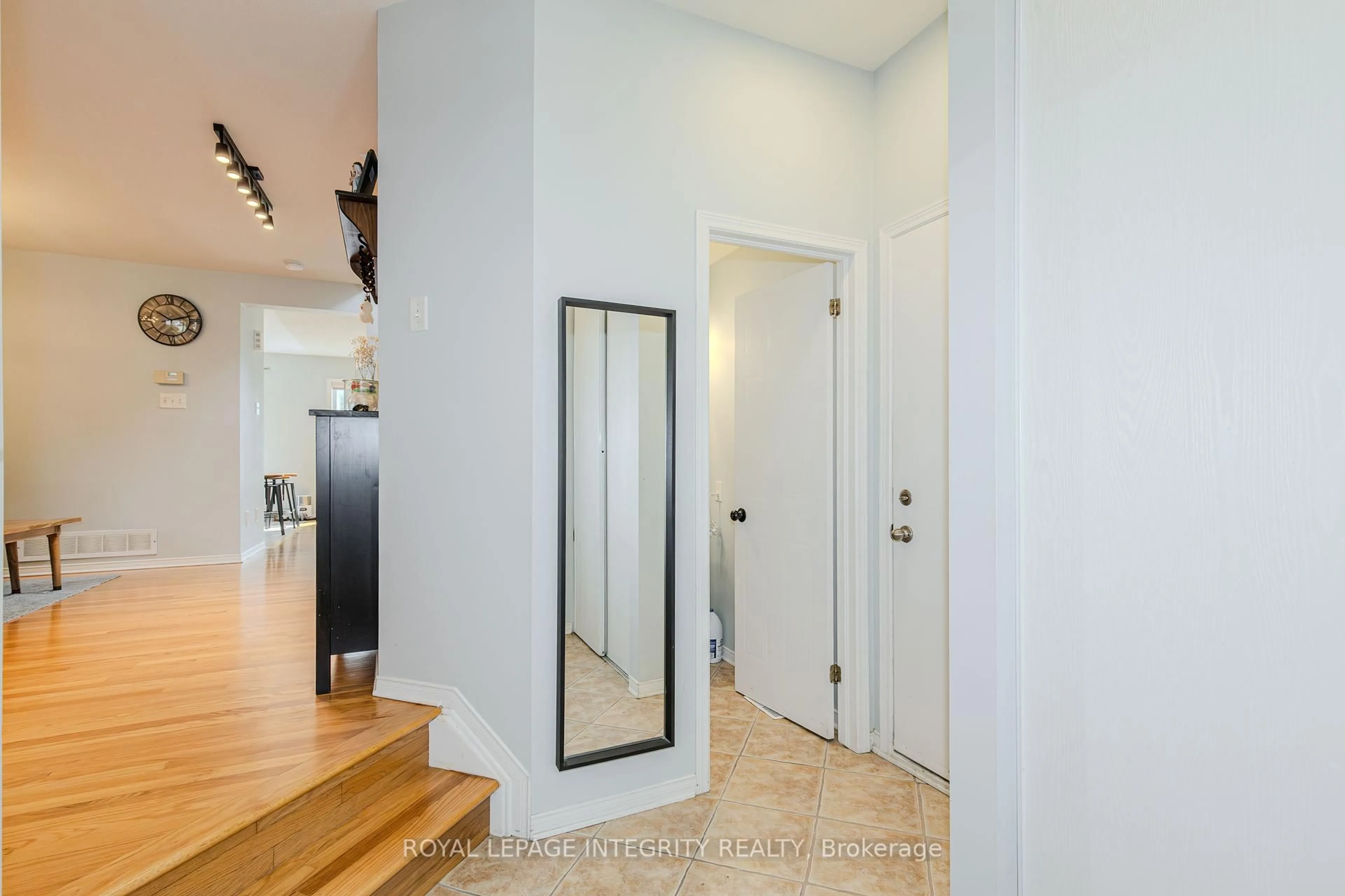 Indoor entryway for 2123 Esprit Dr, Orleans Ontario K4A 4K2