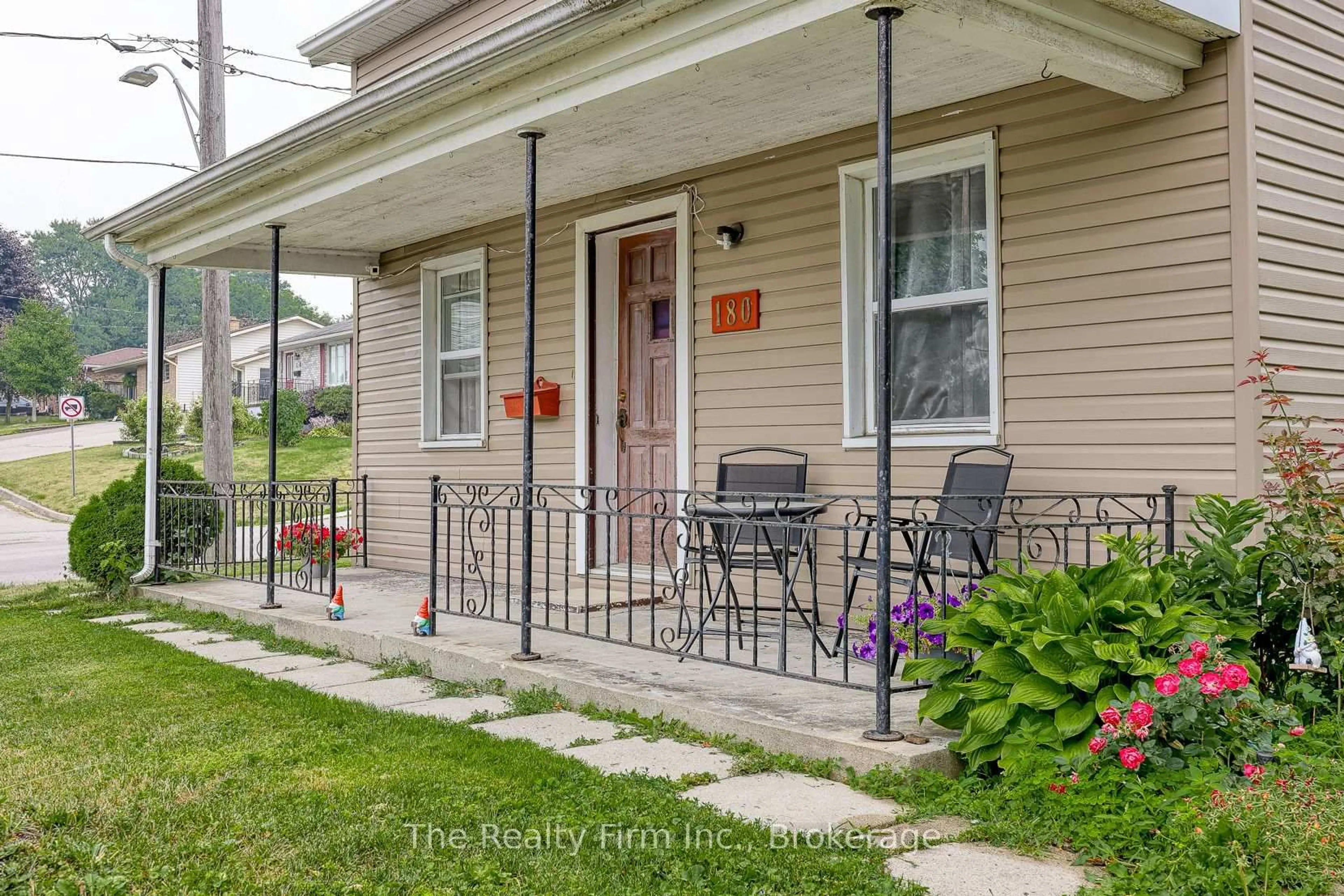 Patio, street for 180 Cherry St, Ingersoll Ontario N5C 1H9
