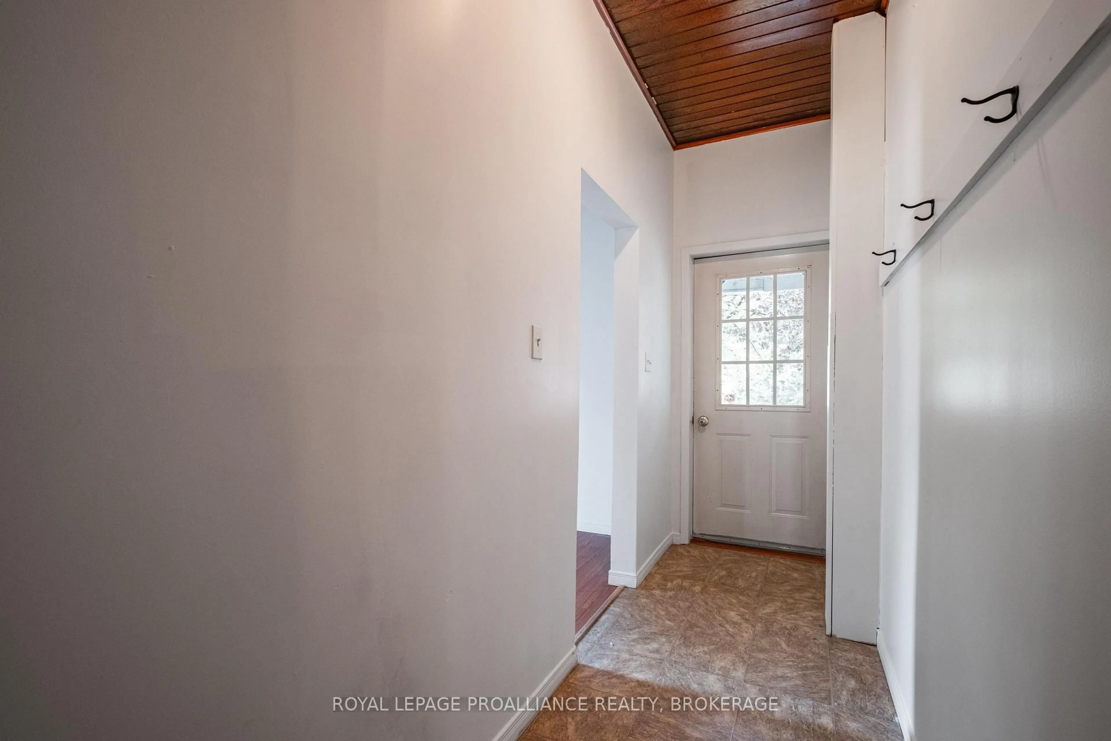 Indoor entryway for 26 Rideau St, Westport Ontario K0G 1X0