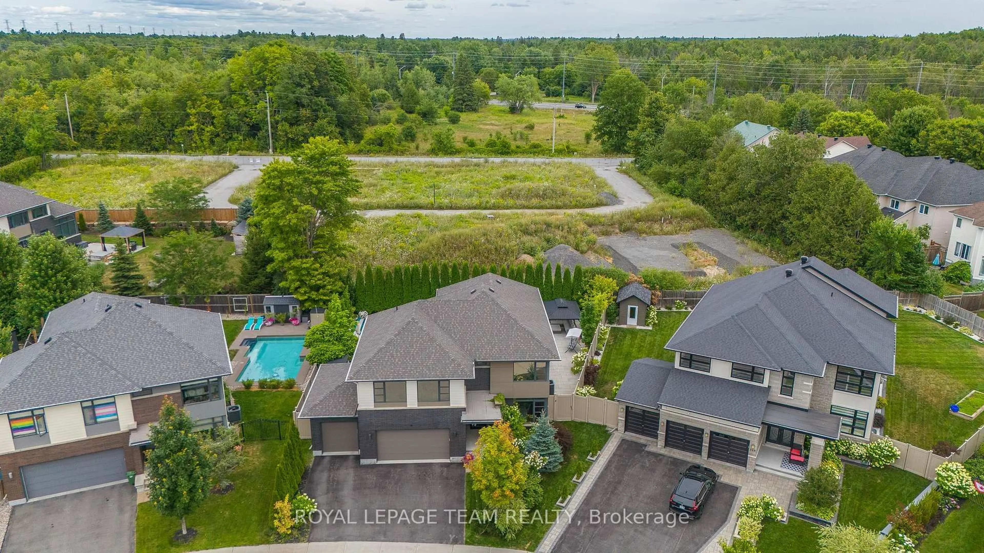 A pic from outside/outdoor area/front of a property/back of a property/a pic from drone, unknown for 250 Sunnyridge Cres, Ottawa Ontario K2M 0H3
