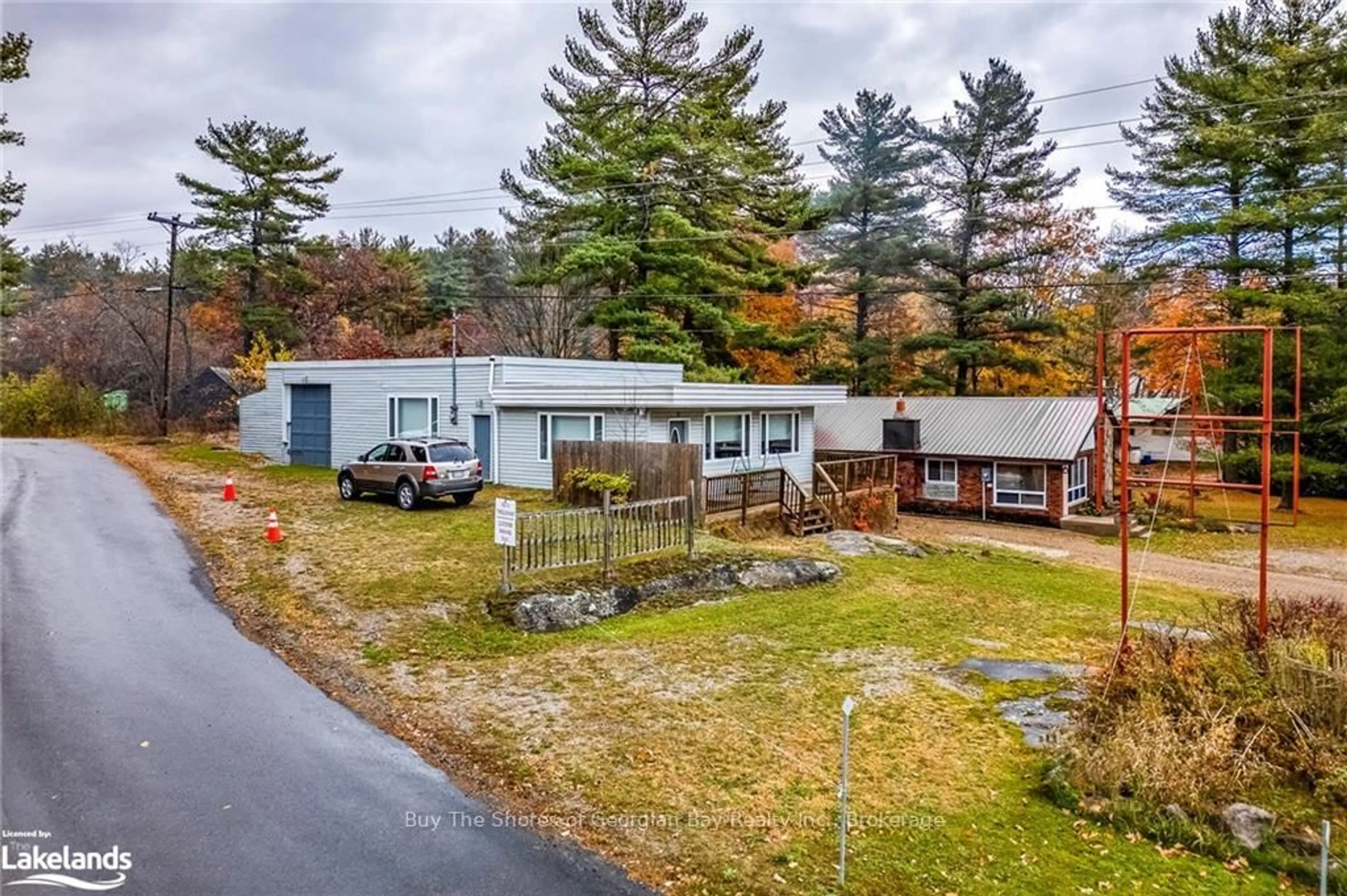A pic from outside/outdoor area/front of a property/back of a property/a pic from drone, unknown for 2512 Honey Harbour Rd, Georgian Bay Ontario P0E 1E0