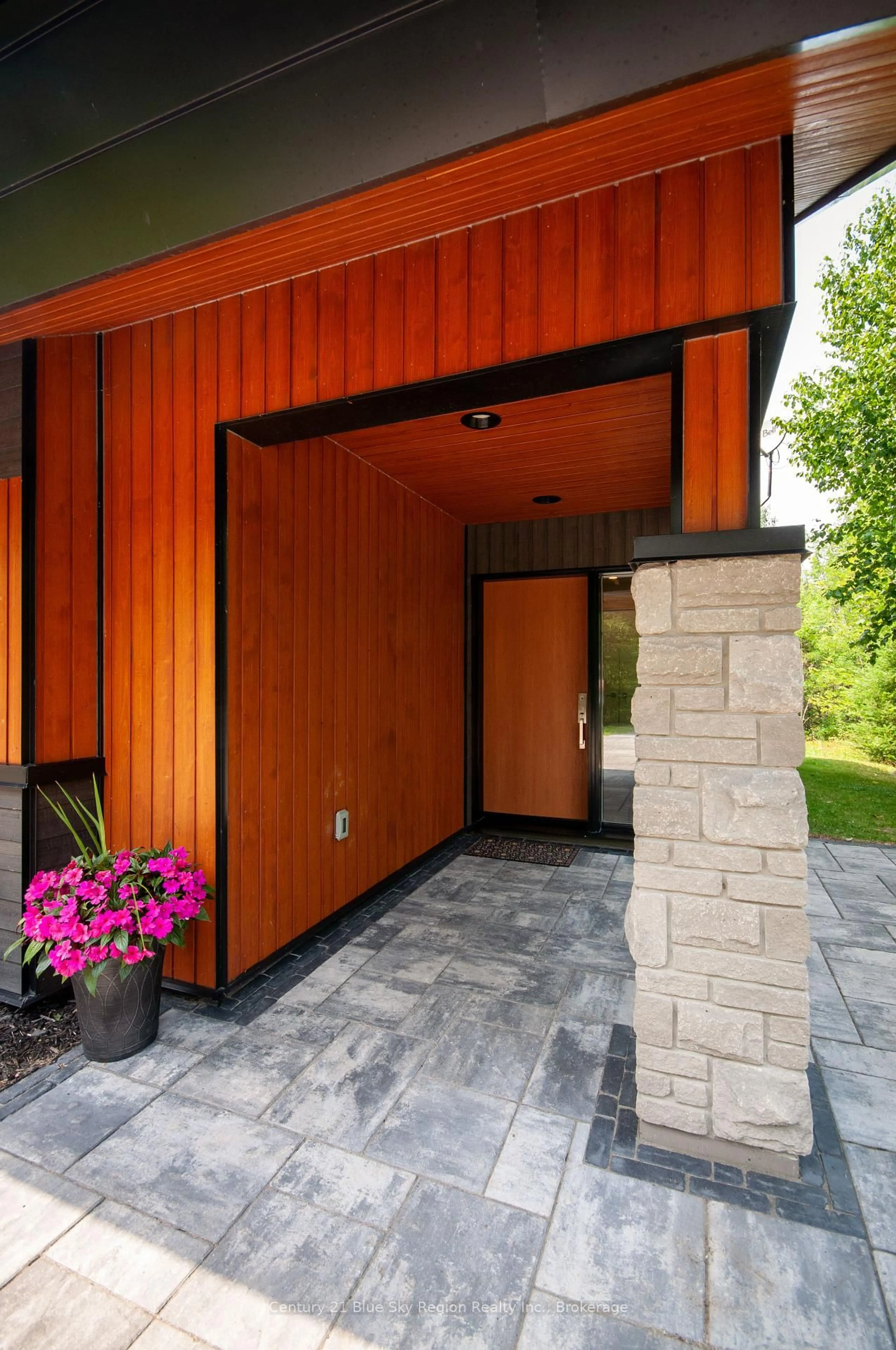 Indoor entryway for 413 Johnson Rd, East Ferris Ontario P0H 1K0