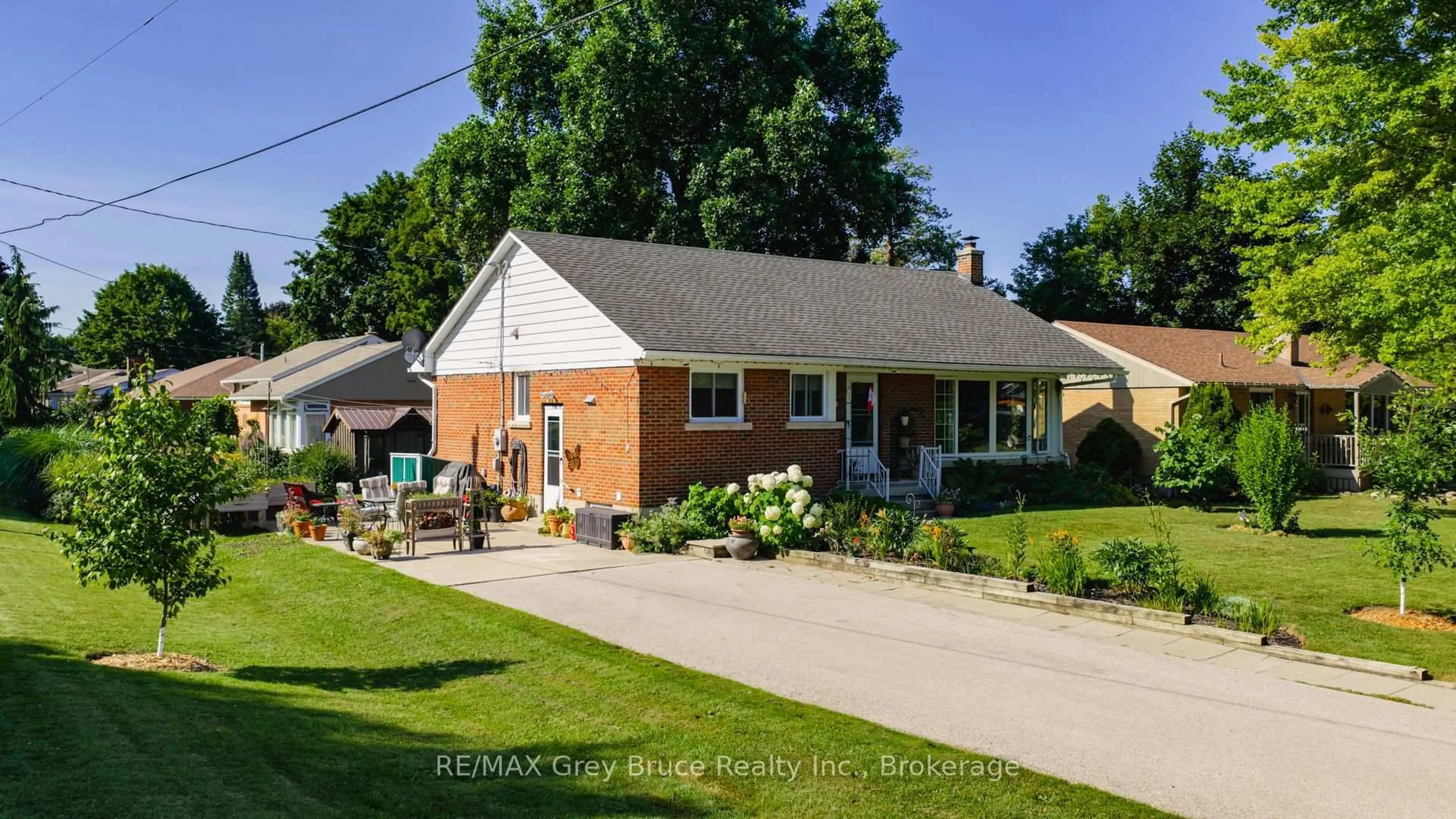 A pic from outside/outdoor area/front of a property/back of a property/a pic from drone, street for 785 4th St, Owen Sound Ontario N4K 1B5