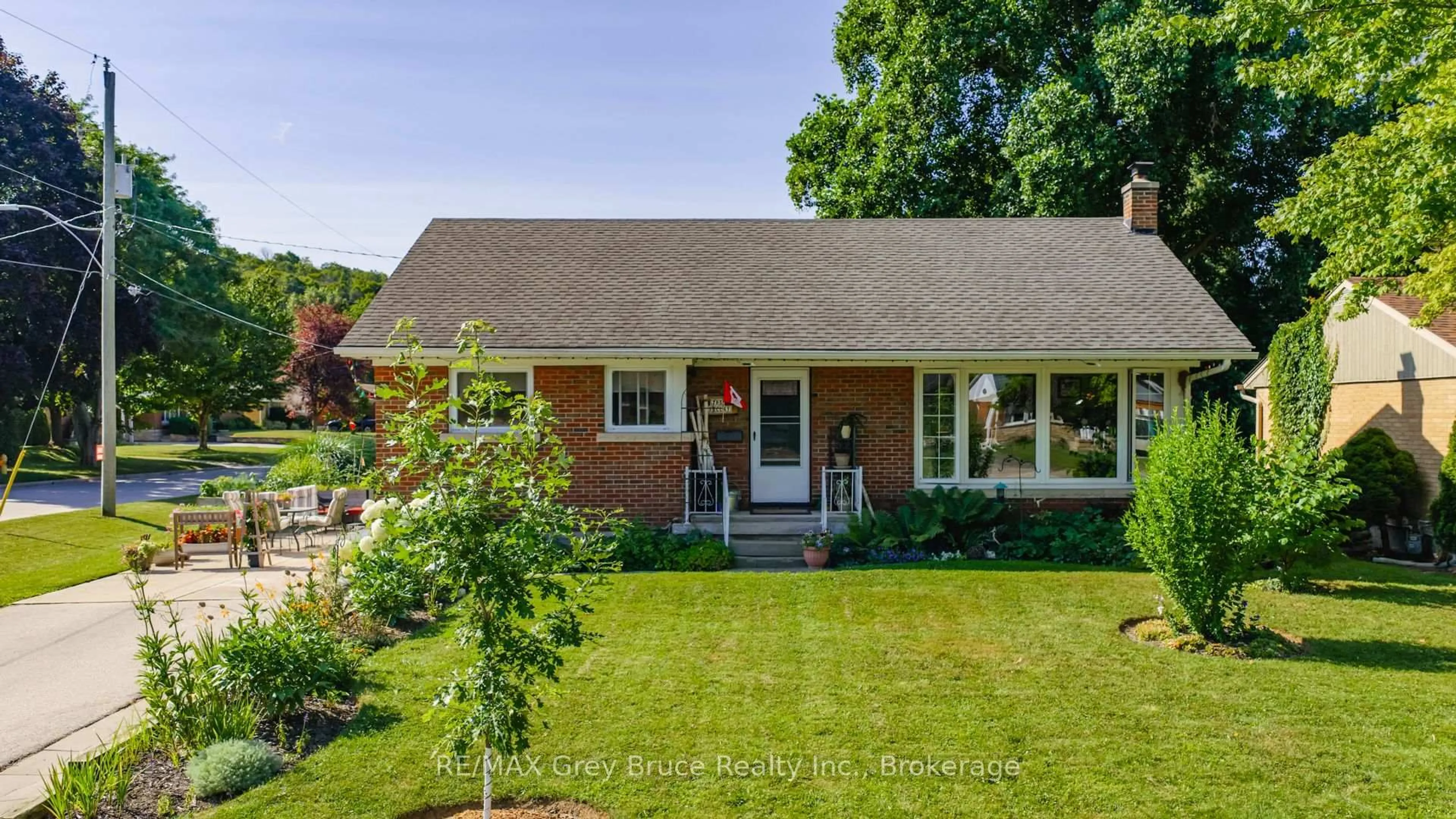 Home with brick exterior material, street for 785 4th St, Owen Sound Ontario N4K 1B5