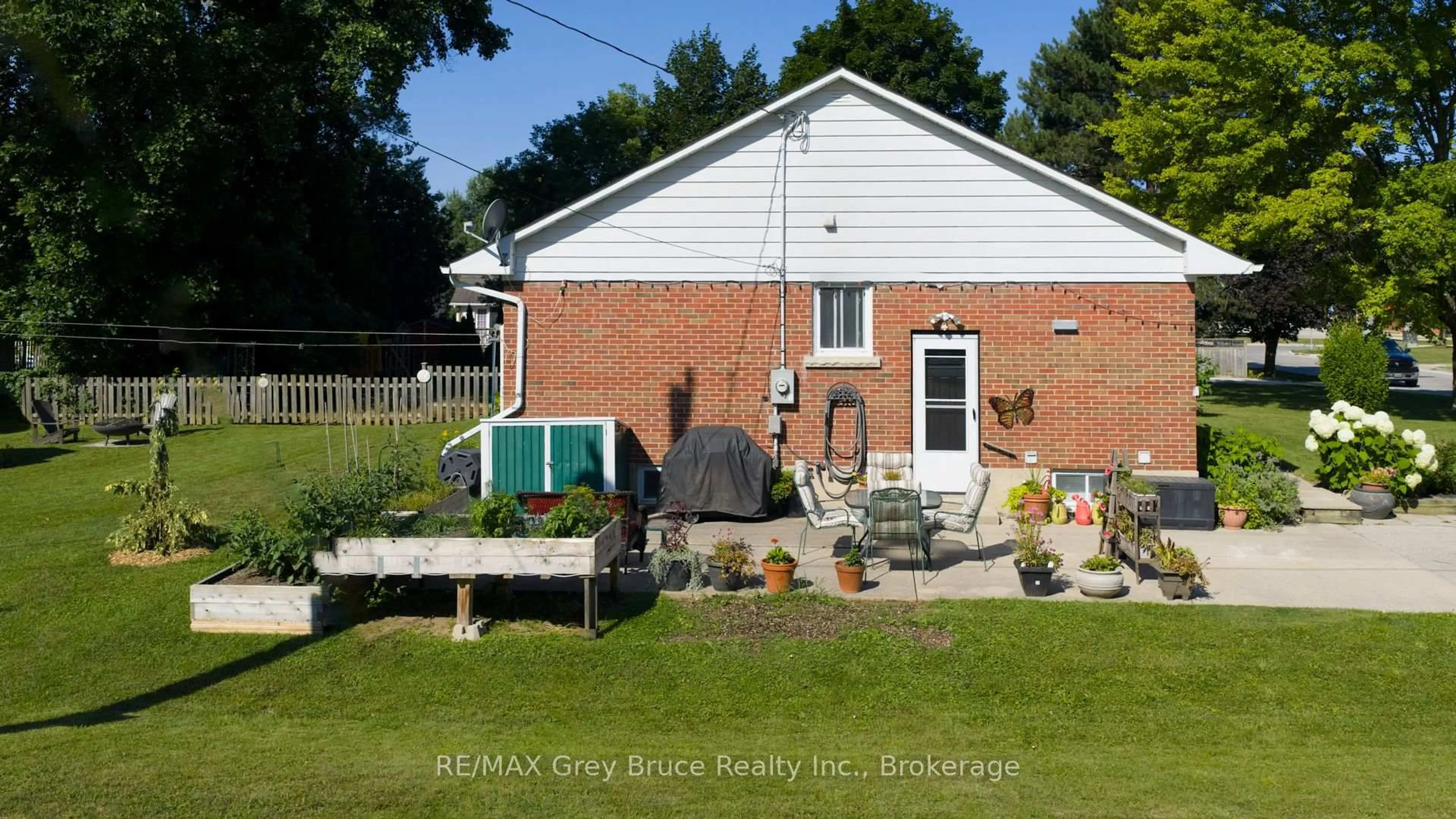 A pic from outside/outdoor area/front of a property/back of a property/a pic from drone, unknown for 785 4th St, Owen Sound Ontario N4K 1B5